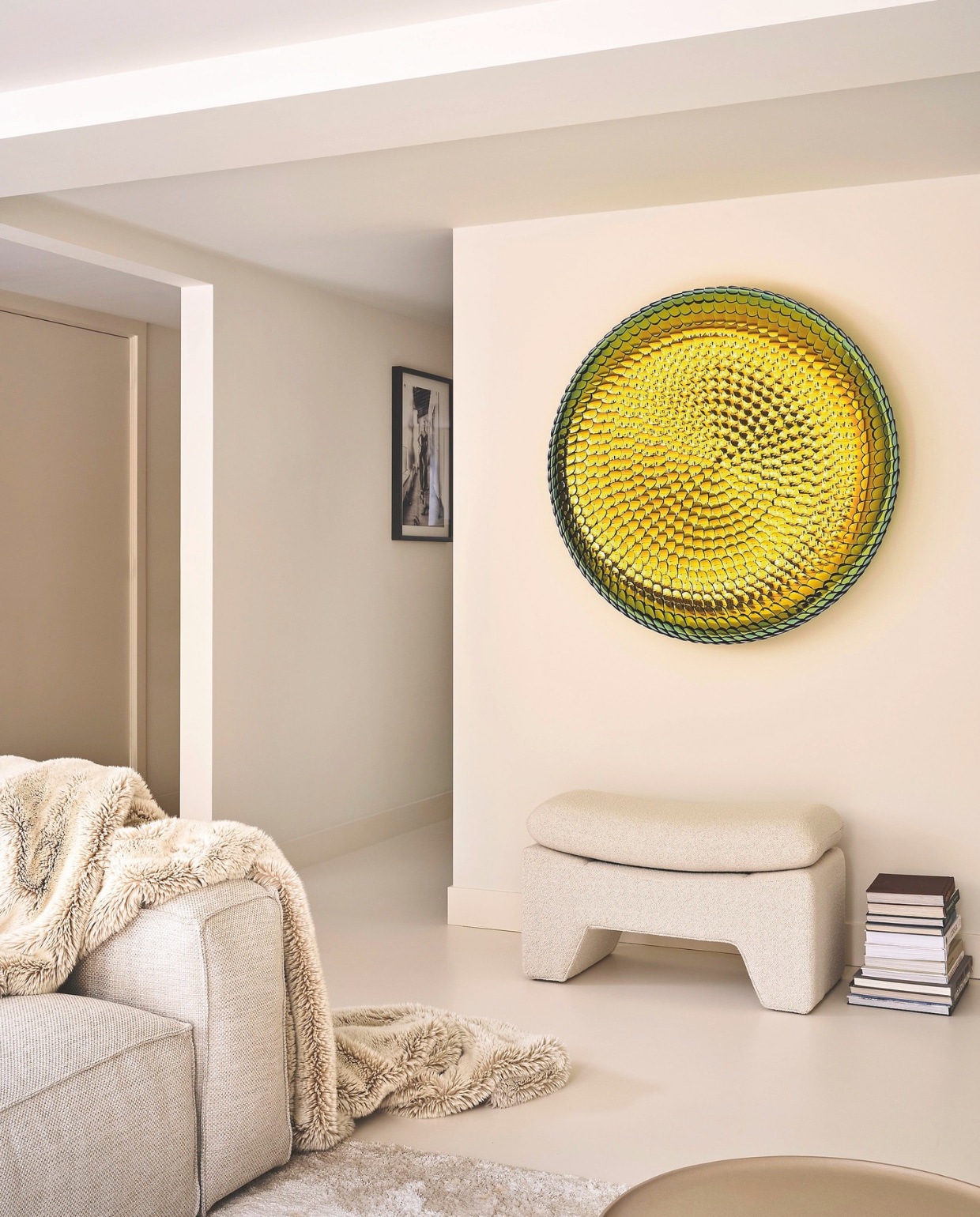 Vloerkleed Frankly Amsterdam. Plaid Nilson. Zwart-witfoto Venice is gemaakt door Paulien Huizinga, met wie Mariska regelmatig samenwerkt. Kunstwerk Soothing van Eelco Hilgersom. Mariska: ‘Een echte eyecatcher. Voor mij symboliseert het de warmte van de zon gedurende de dag en het rustgevende maanlicht in de nacht.’ vtwonen Stijlvol 4-2025 | Fotografie Space Content Studio | Tekst Eveline Stoel