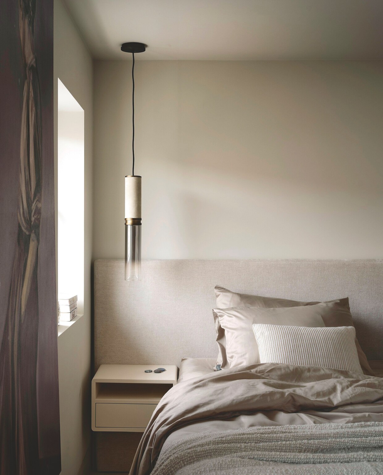 Hoofdbord, bed en beddengoed Nilson. Lamp ontworpen door Marcel Wolterinck voor Maretti. vtwonen Stijlvol 3-2025 | fotografie Space Content Studio
