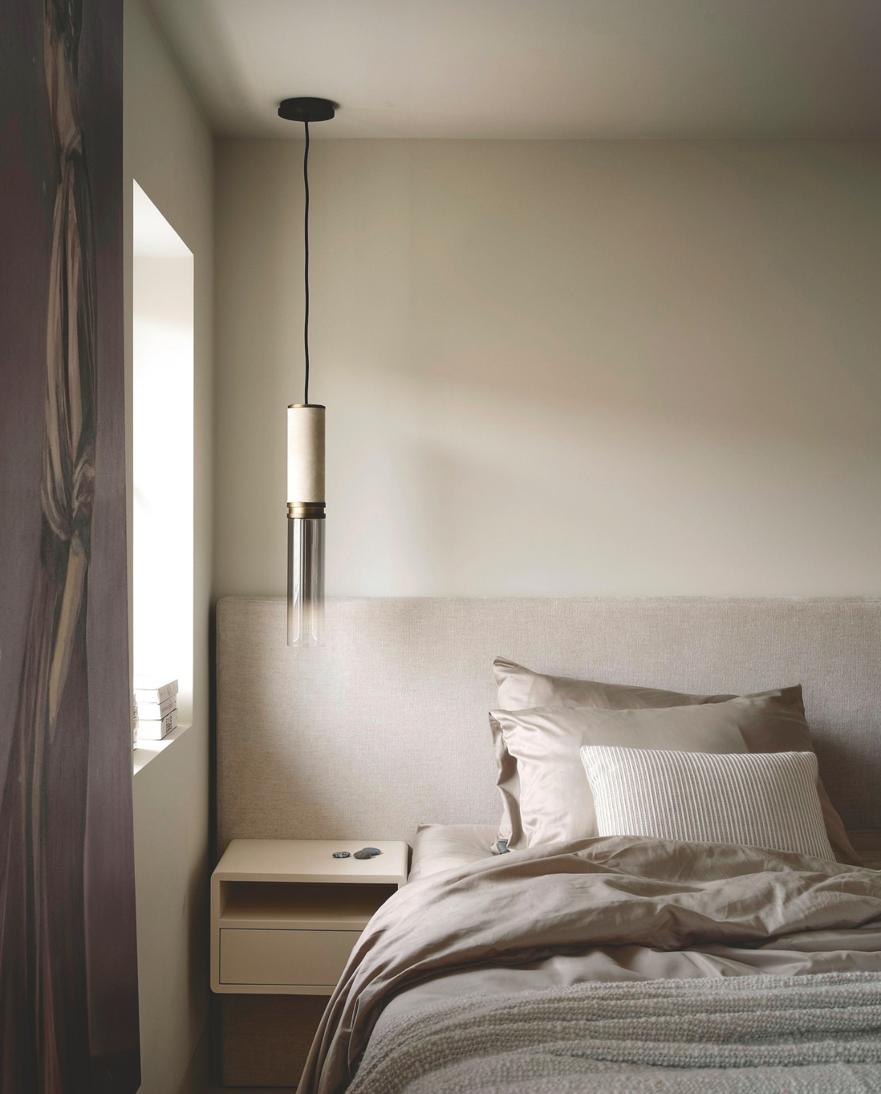 Hoofdbord, bed en beddengoed Nilson. Lamp ontworpen door Marcel Wolterinck voor Maretti. vtwonen Stijlvol 4-2025 | Fotografie Space Content Studio | Tekst Eveline Stoel