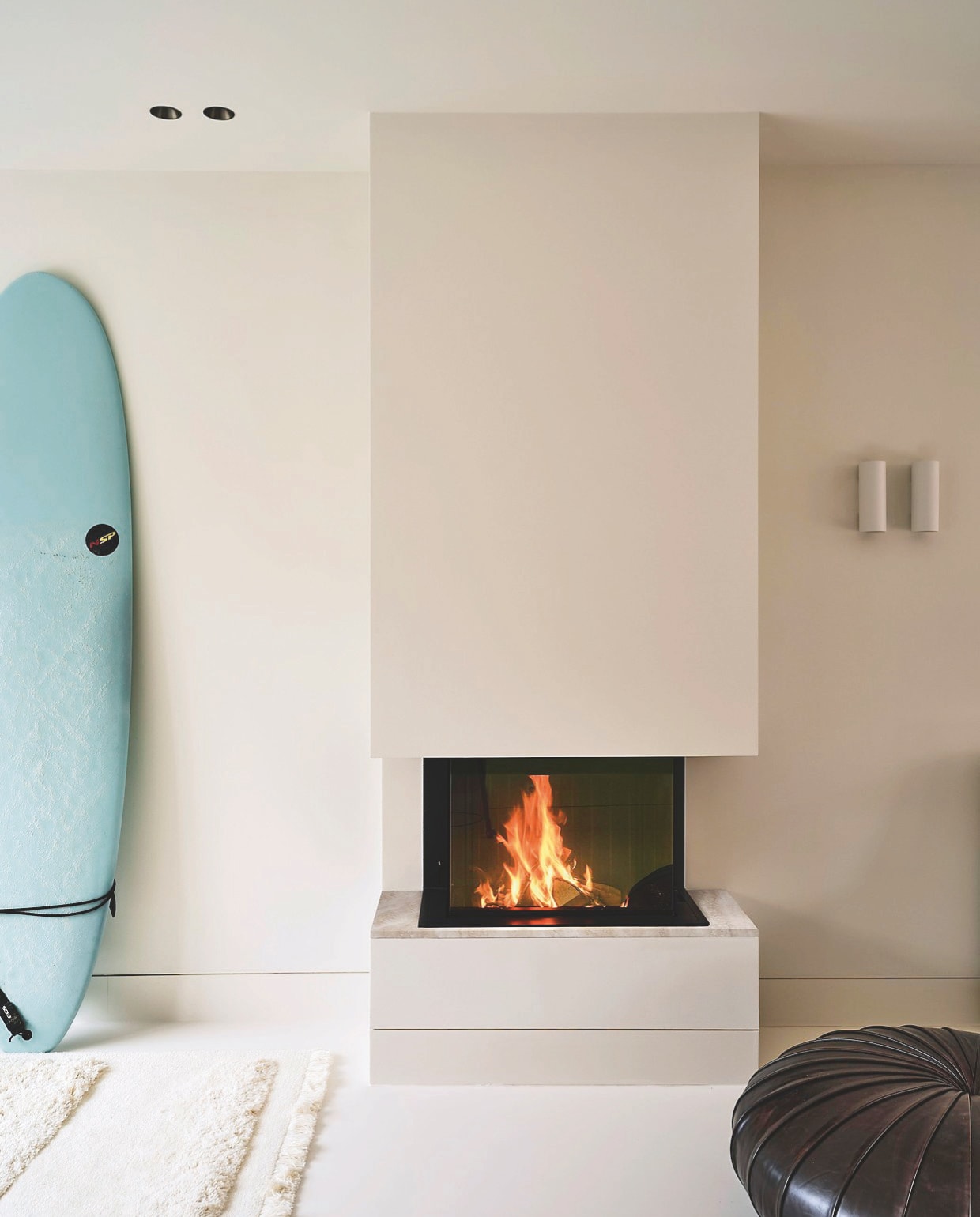 Door het hele huis kregen vloeren, kozijnen, wanden en plafonds de kleur Clay Pale 152 van Little Greene. Surfboard van Nsp. Vloerkleed Frankly Amsterdam. vtwonen Stijlvol 4-2025 | Fotografie Space Content Studio | Tekst Eveline Stoel