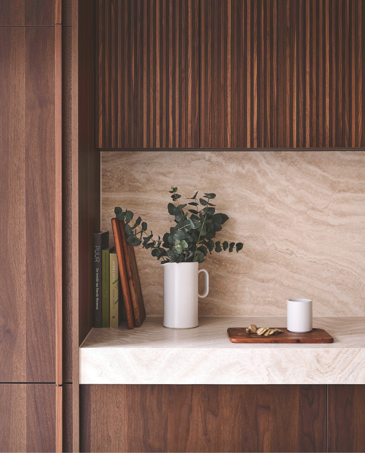 Mariska is fan van biophilic design, waarbij zoveel mogelijk wordt gekozen voor natuurlijke materialen, zoals hout en natuursteen. vtwonen Stijlvol 4-2025 | Fotografie Space Content Studio | Tekst Eveline Stoel