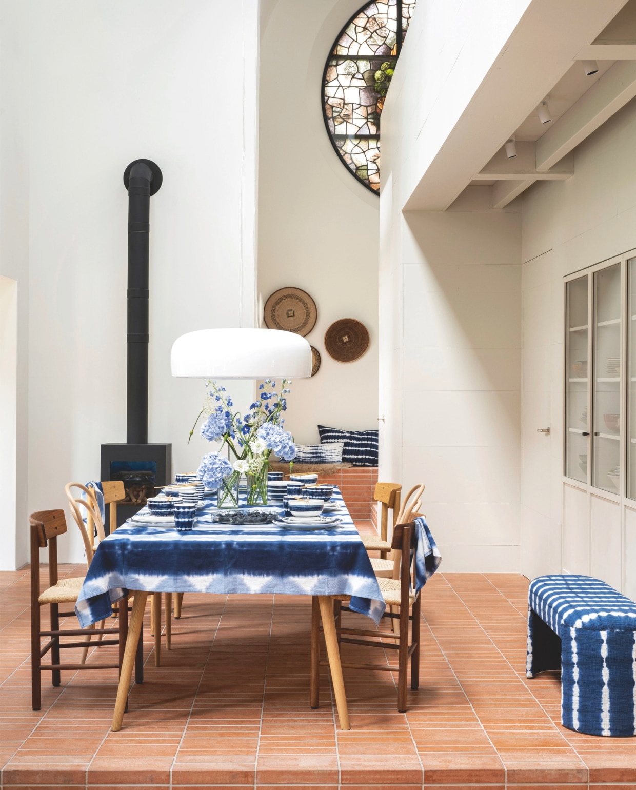 Katoenen tafelkleed Tie-Dye, 250x150 cm € 59,95, porseleinen XL-mok zonder oor Tie-Dye en Painted, 420 ml, set van 4 € 39,-, porseleinen ontbijtkom Painted, 15 cm (Ø), set van 4 € 51,80, porseleinen saladekom Tie-Dye,  20,5 cm (Ø), set van 2 € 59,90, vtwonen 04-2025 | styling Kim van Rossenberg | fotografie Stan Koolen