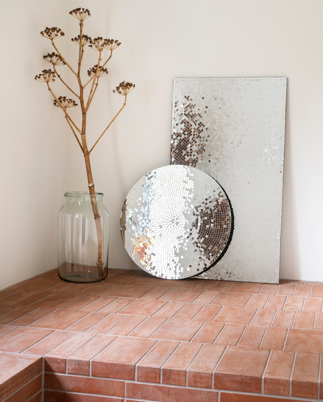 Wandspiegel Mozaïek, 60x105 cm € 139,- en ronde spiegel Mozaïek, 60 cm (Ø) € 89,95. vtwonen 04-2025 | styling Kim van Rossenberg | fotografie Stan Koolen