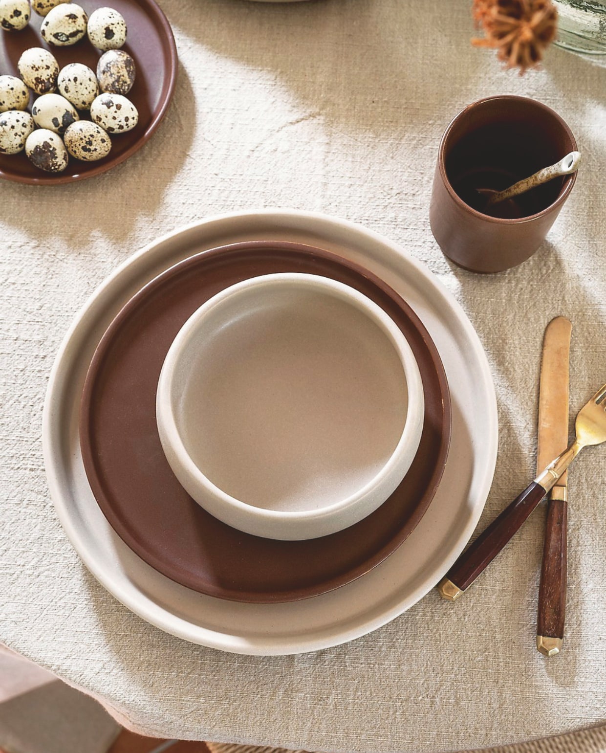 Keramieken mok in Bruin, 300 ml, set van 4 € 29,95, keramieken bord in Flax, 27 cm (Ø) € 24,95, keramieken bord in Bruin, 23 cm (Ø), set van 2€ 39,95 en keramieken ontbijtkom in Flax, 16 cm (Ø), set van 2 € 24,95. vtwonen 04-2025 | styling Kim van Rossenberg | fotografie Stan Koolen