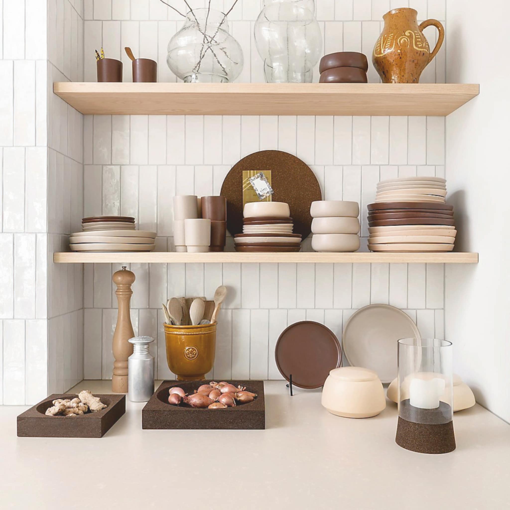 een etalage voor servies een houten wandplank in de keuken