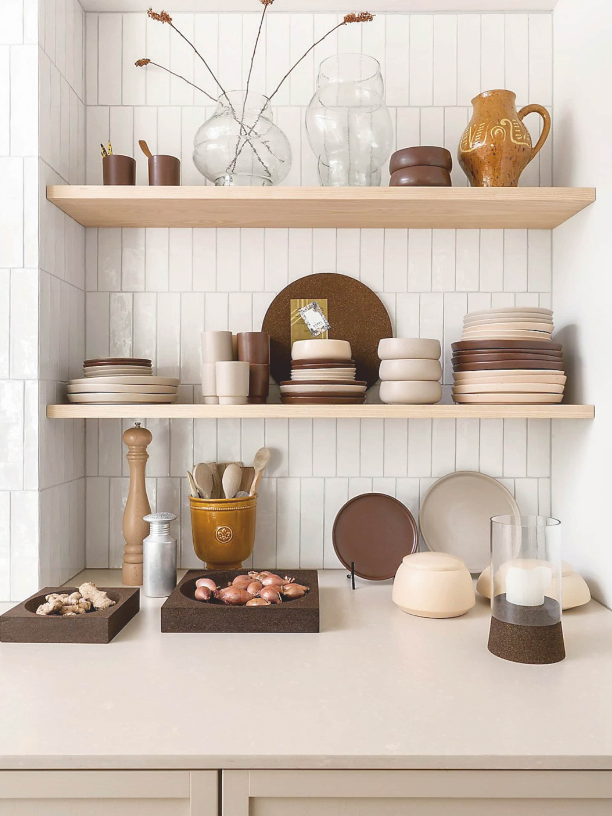 een etalage voor servies een houten wandplank in de keuken