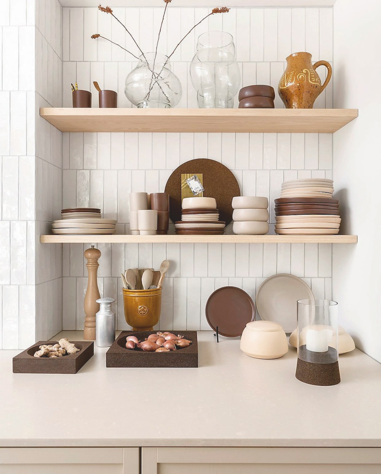 Keramieken ontbijtkom in Flax en Bruin, 16 cm (Ø), set van 2 € 24,95, porseleinen mok in Flax en Bruin, 300 ml, set van 4 € 29,95, keramieken bord in Flax, 27 cm (Ø) € 24,95 en 23 cm (Ø), set van 2 € 39,95, keramieken  bord in Bruin, 23 cm (Ø), set van 2 € 39,95 en 17 cm (Ø), set van 4 € 44,95, metalen opbergbox in Geel-Roze, diverse maten vanaf 12x10 cm (Øxh), set van 2 € 24,95 vtwonen 04-2025 | styling Kim van Rossenberg | fotografie Stan Koolen