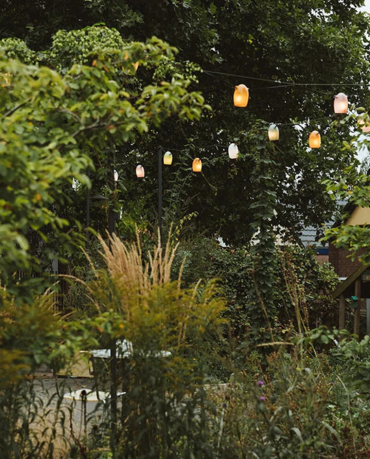 Lichtsnoer Stringlight van Weltevree, mondgeblazen glazen kapjes, 8 fittingen € 379,-. Weltevree