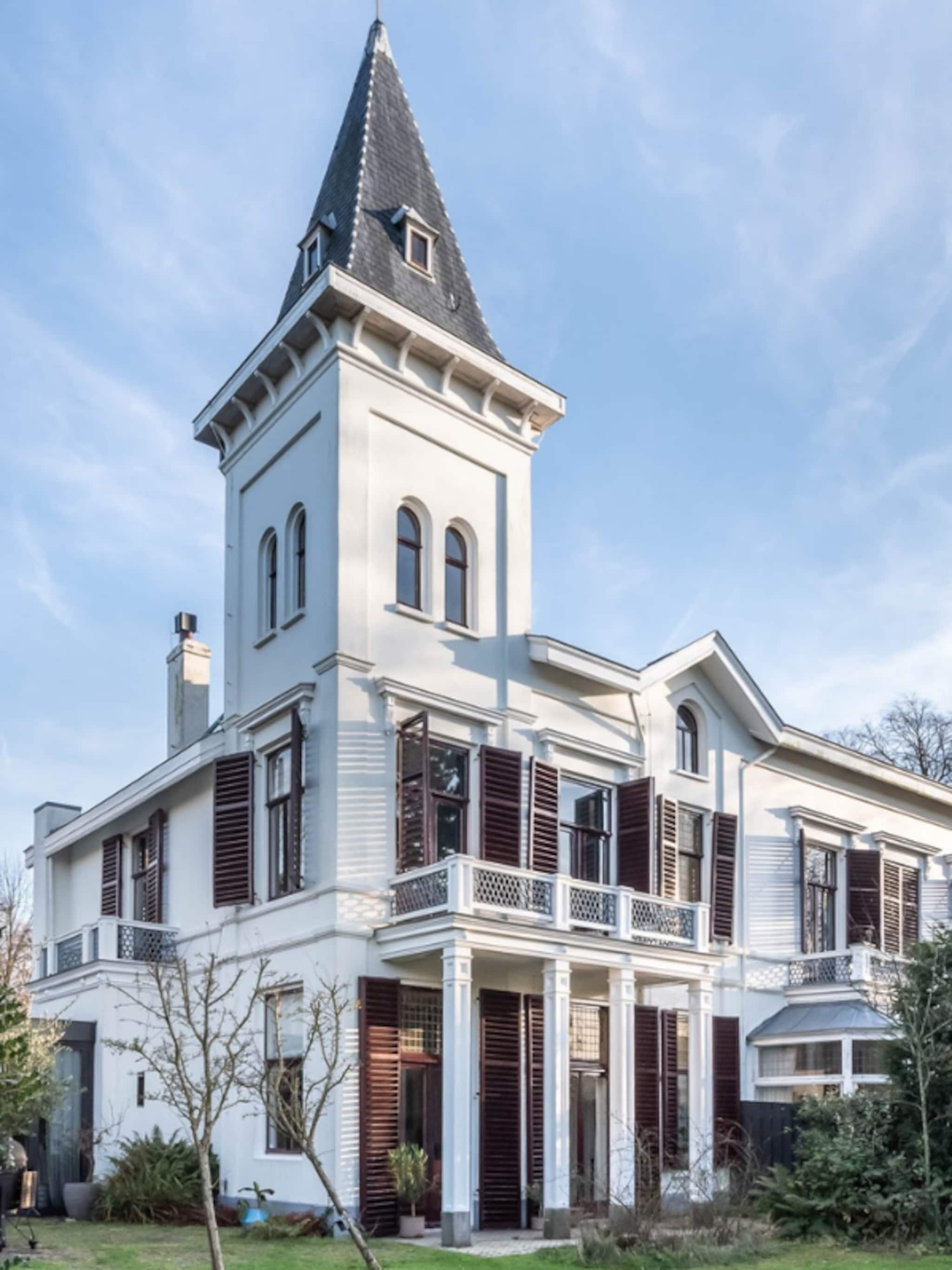 funda parel monumentale villa met torentje