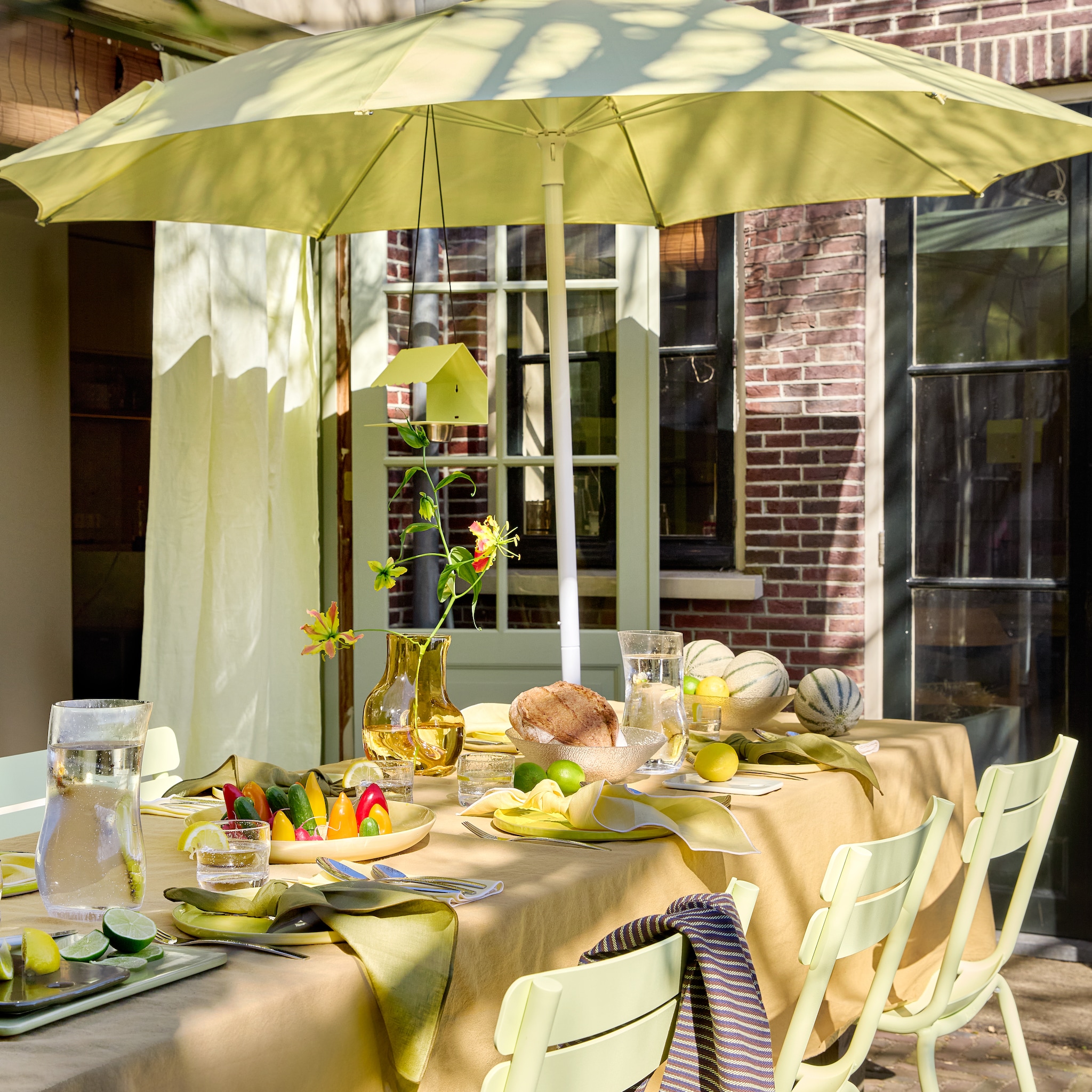 gekleurde tuinmeubels vrolijke sfeer tuin