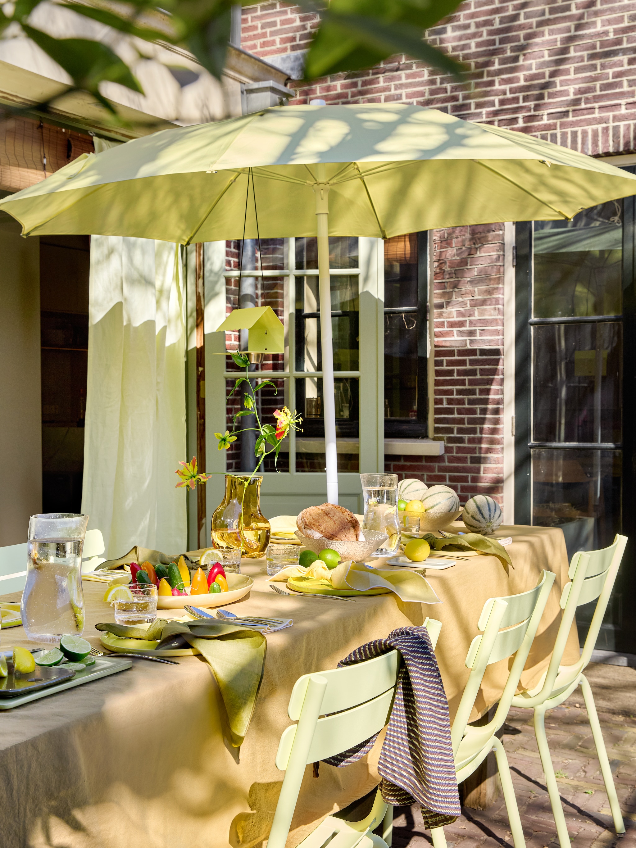 gekleurde tuinmeubels vrolijke sfeer tuin