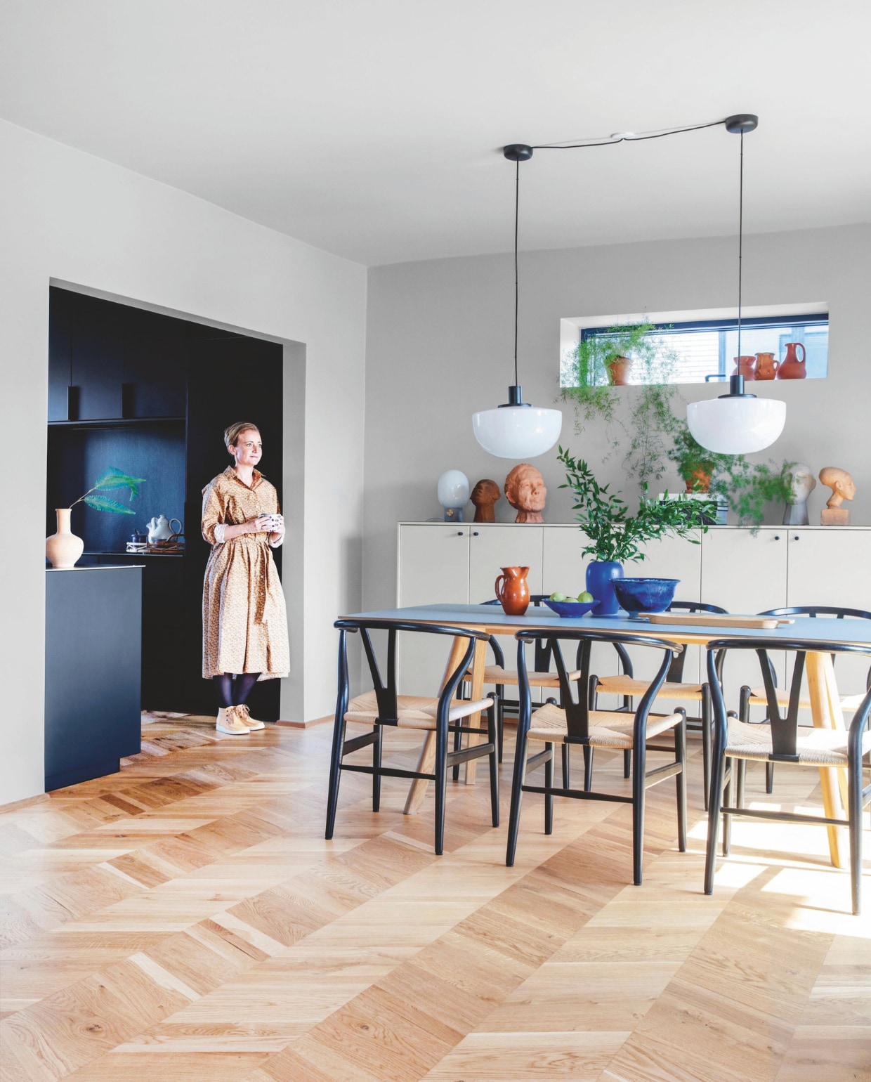 Eettafel Hay, eetkamerstoelen Hans J. Wegner, hanglampen Menu. Accessoires vintage keramiek en kringloopvondsten.