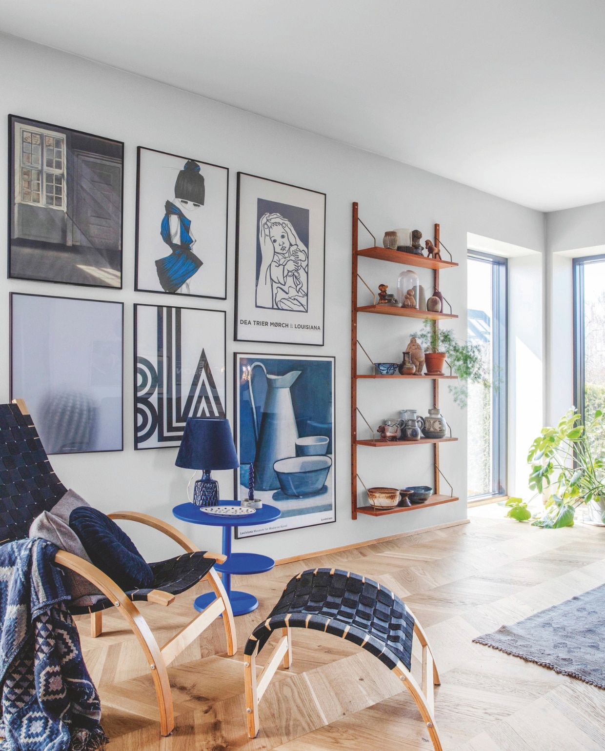 Mix van museumposters uit Louisiana en Ordrupgaard, tekening Louise Thomine. Stoel vintage. vtwonen 04-2025 | styling Rikke Graff Juel | fotografie Christina Kayser O.