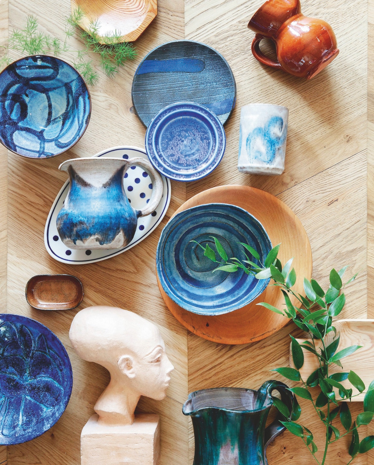 Een selectie uit Lone’s keramiekcollectie. De kleibuste vond ze in een tweedehandswinkel in Nykøbing Falster. vtwonen 04-2025 | styling Rikke Graff Juel | fotografie Christina Kayser O.