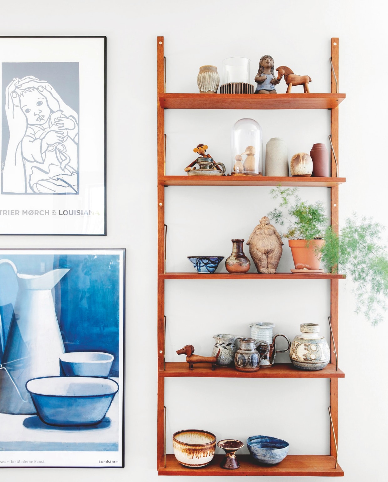 Wandkast Poul Cadovius, keramiek vintage. vtwonen 04-2025 | styling Rikke Graff Juel | fotografie Christina Kayser O. | tekst Annemijn Heijstek