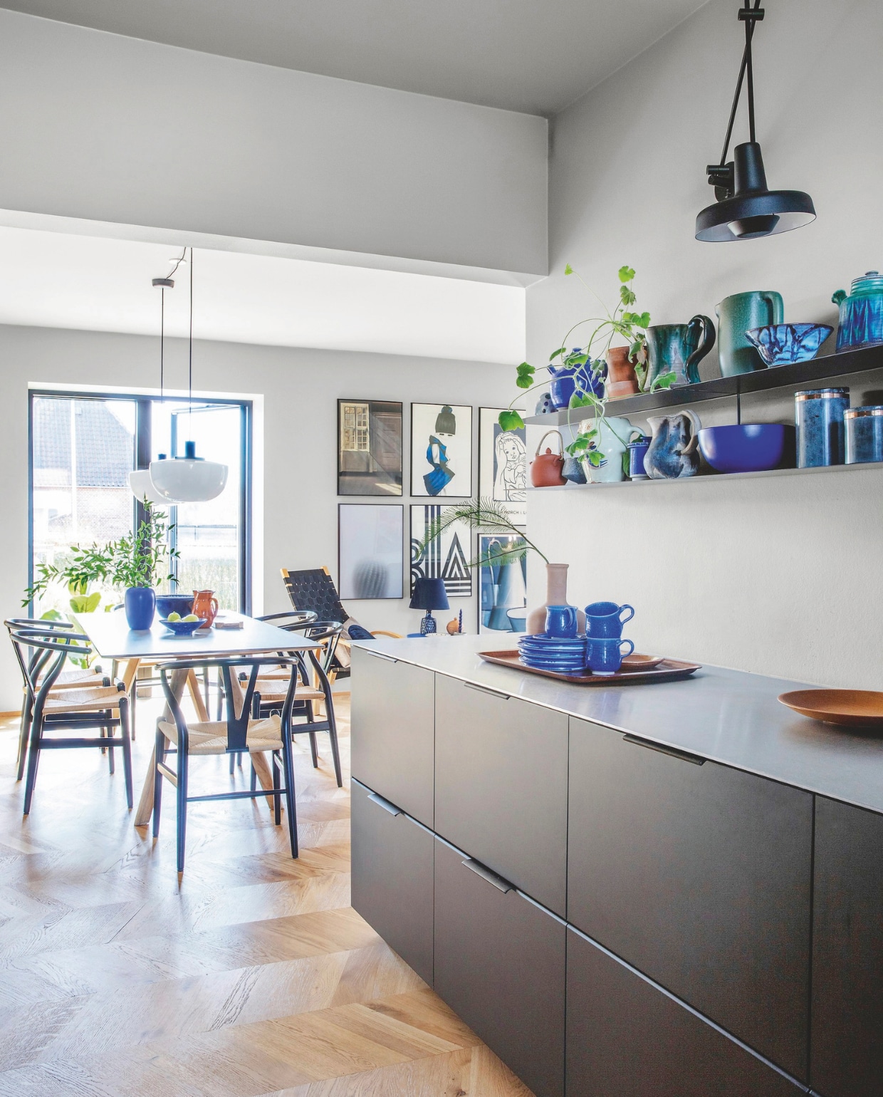 Keuken en wandplanken Ikea, wandlamp Grupa. Servies vintage. vtwonen 04-2025 | styling Rikke Graff Juel | fotografie Christina Kayser O.