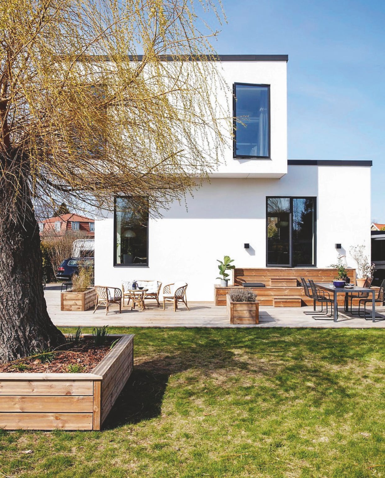 Hoewel het huis er gloednieuw uitziet, is het eigenlijk een uitgebreide renovatie van een oude rode bakstenen bungalow. vtwonen 04-2025 | styling Rikke Graff Juel | fotografie Christina Kayser O.