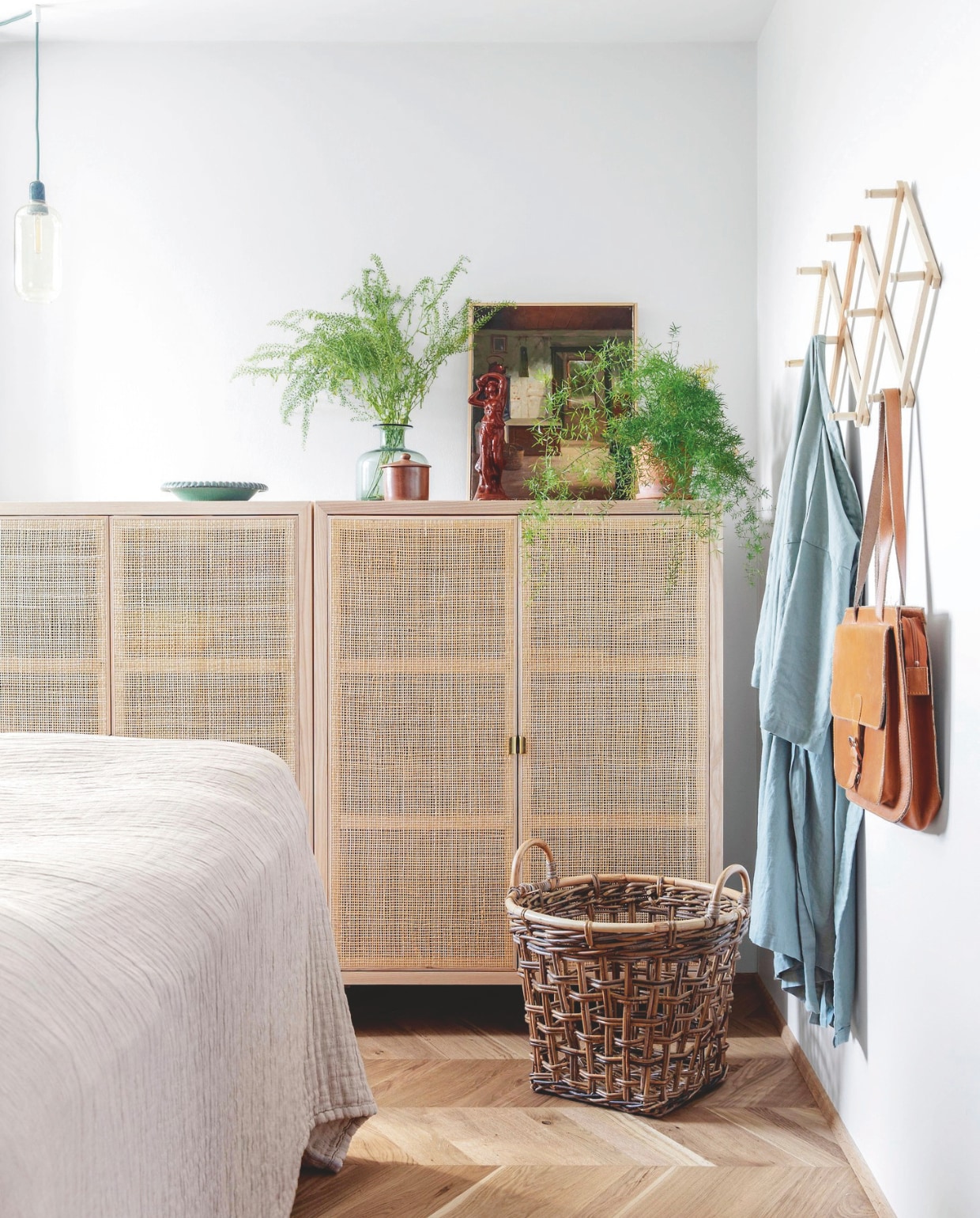 Kast Ikea, rek Søstrene Grene. Vergelijkbare sprei Urban Nature Culture via vtwonen shop. vtwonen 04-2025 | styling Rikke Graff Juel | fotografie Christina Kayser O.