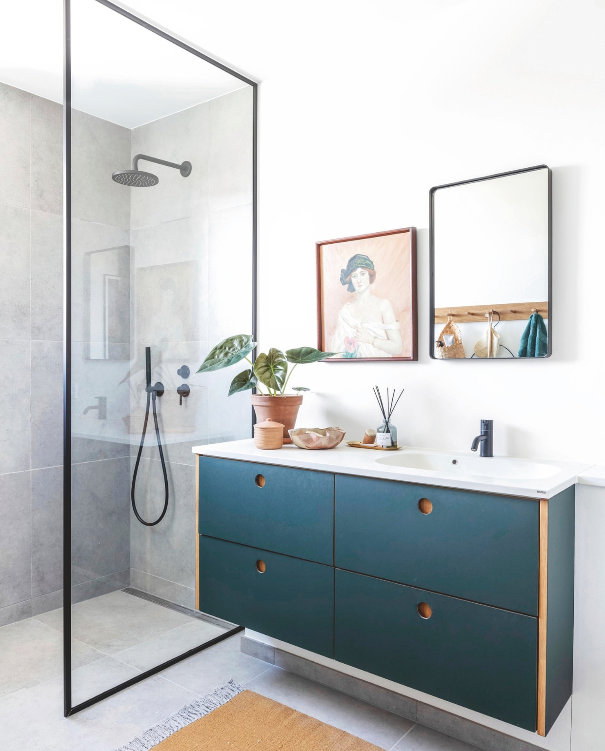 Badkamermeubel Ikea, vloerkleed Søstrene Grene. Vergelijkbare spiegel Lize van Artichok via vtwonen shop. vtwonen 04-2025 | styling Rikke Graff Juel | fotografie Christina Kayser O. | tekst Annemijn Heijstek