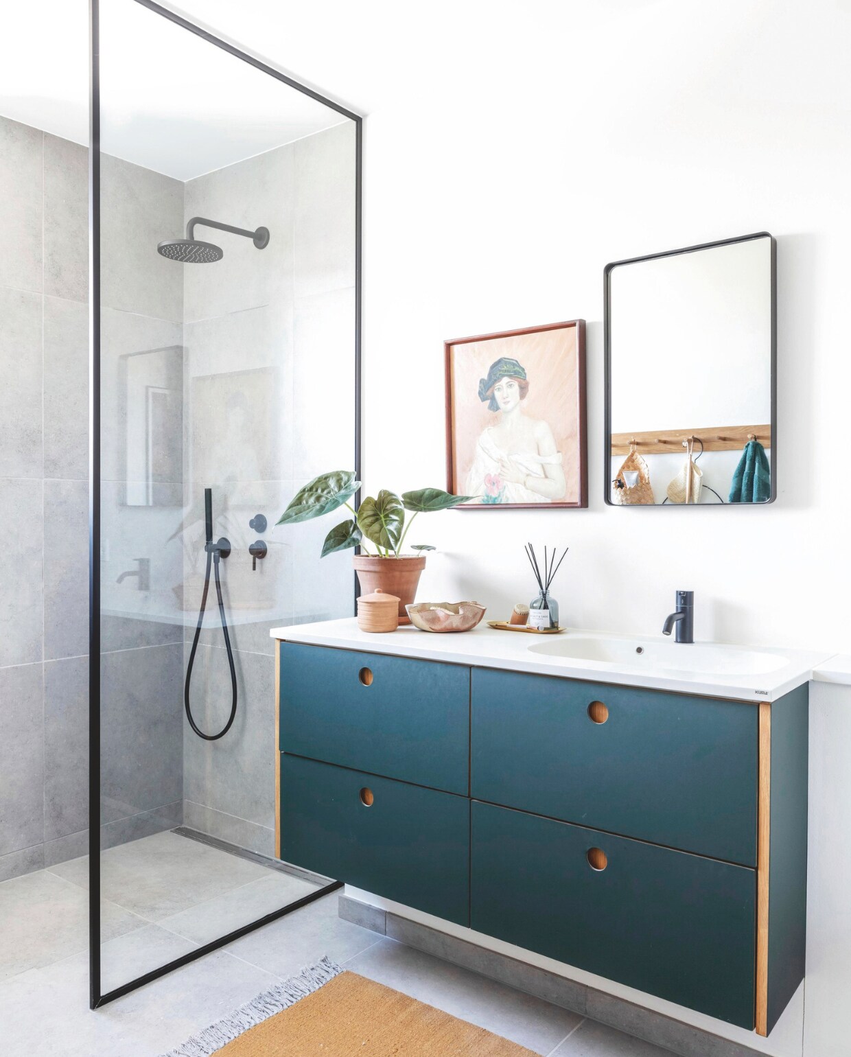 Badkamermeubel Ikea, vloerkleed Søstrene Grene. Vergelijkbare spiegel Lize van Artichok via vtwonen shop. vtwonen 04-2025 | styling Rikke Graff Juel | fotografie Christina Kayser O. | tekst Annemijn Heijstek