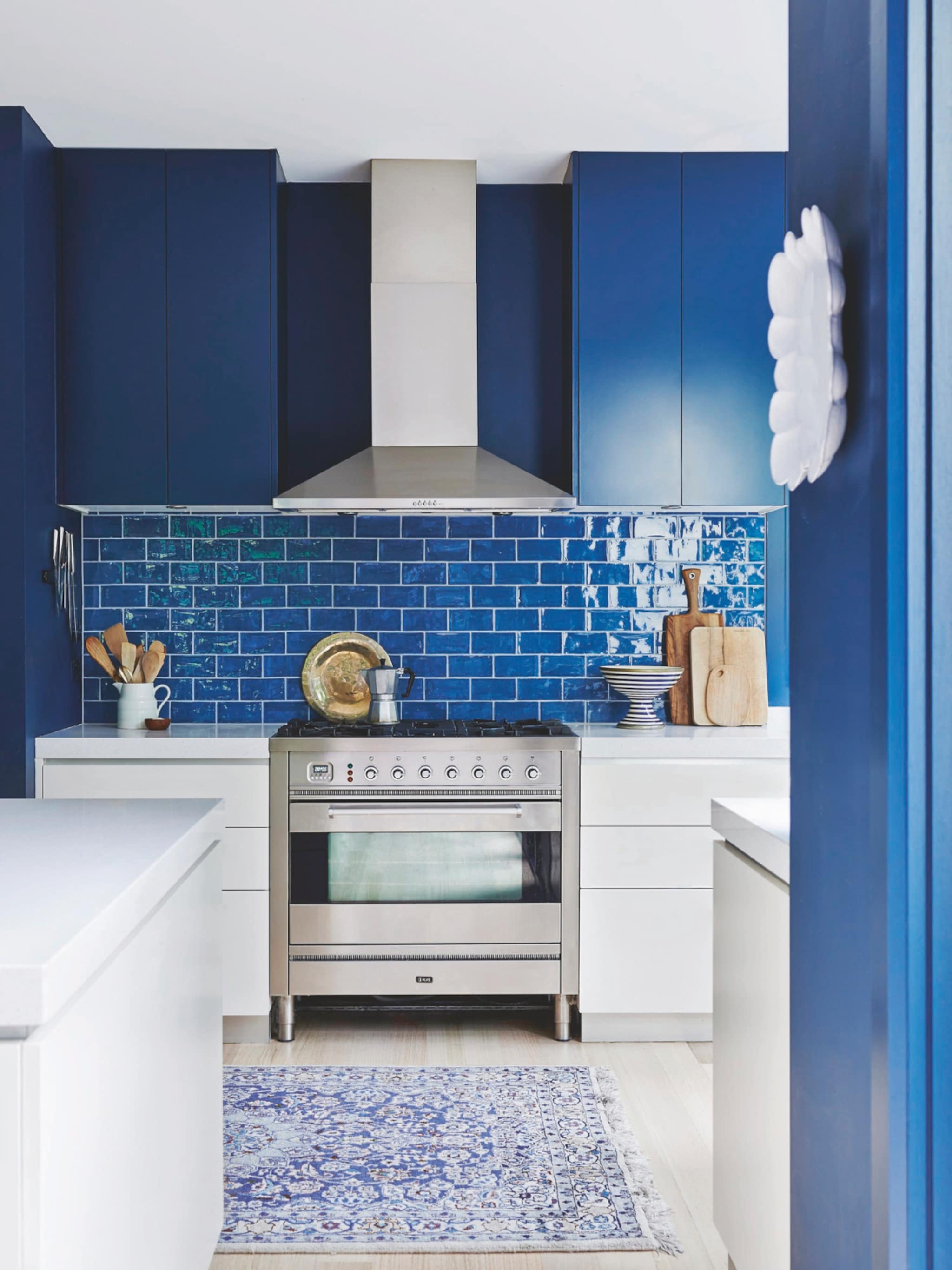 bovenkastjes in de keuken trendkleur blauw