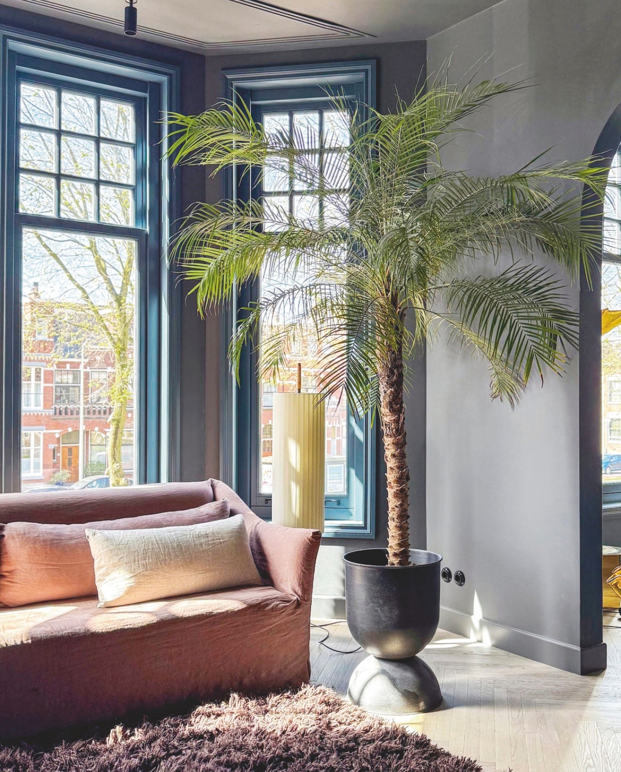 Etsy Woonkamer vloerkleed, HKliving Woonkamer bank, L’authentique Houten vloer, Vloerenhuis Amsterdam Lamp naast de bank, Drent &amp; van Dijk Bad ’t Achterhuis vtwonen 05-2025 | styling en fotografie Theo-Bert Pot