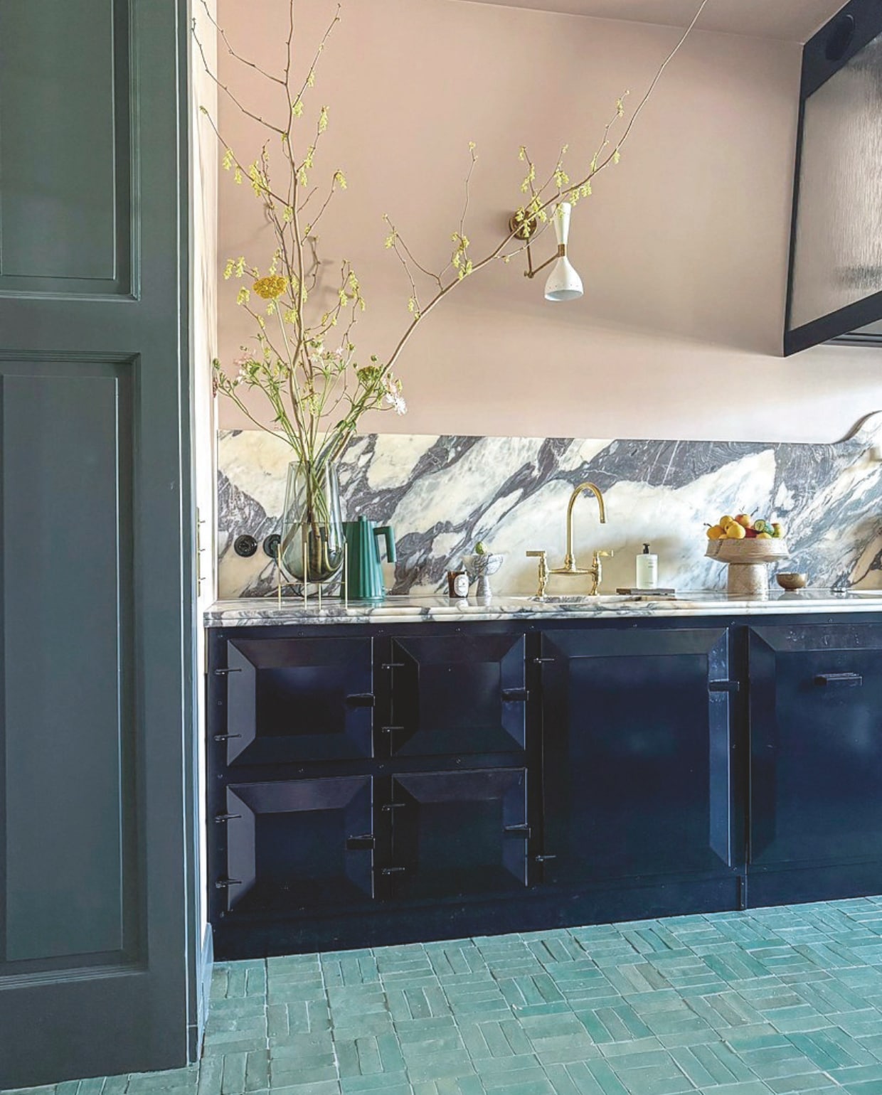 Kleur keuken: Fine Plum, FlexaKeuken: Martens &amp; DochtersVloertegels, kraan Studio Ore vtwonen 05-2025 | styling en fotografie Theo-Bert Pot