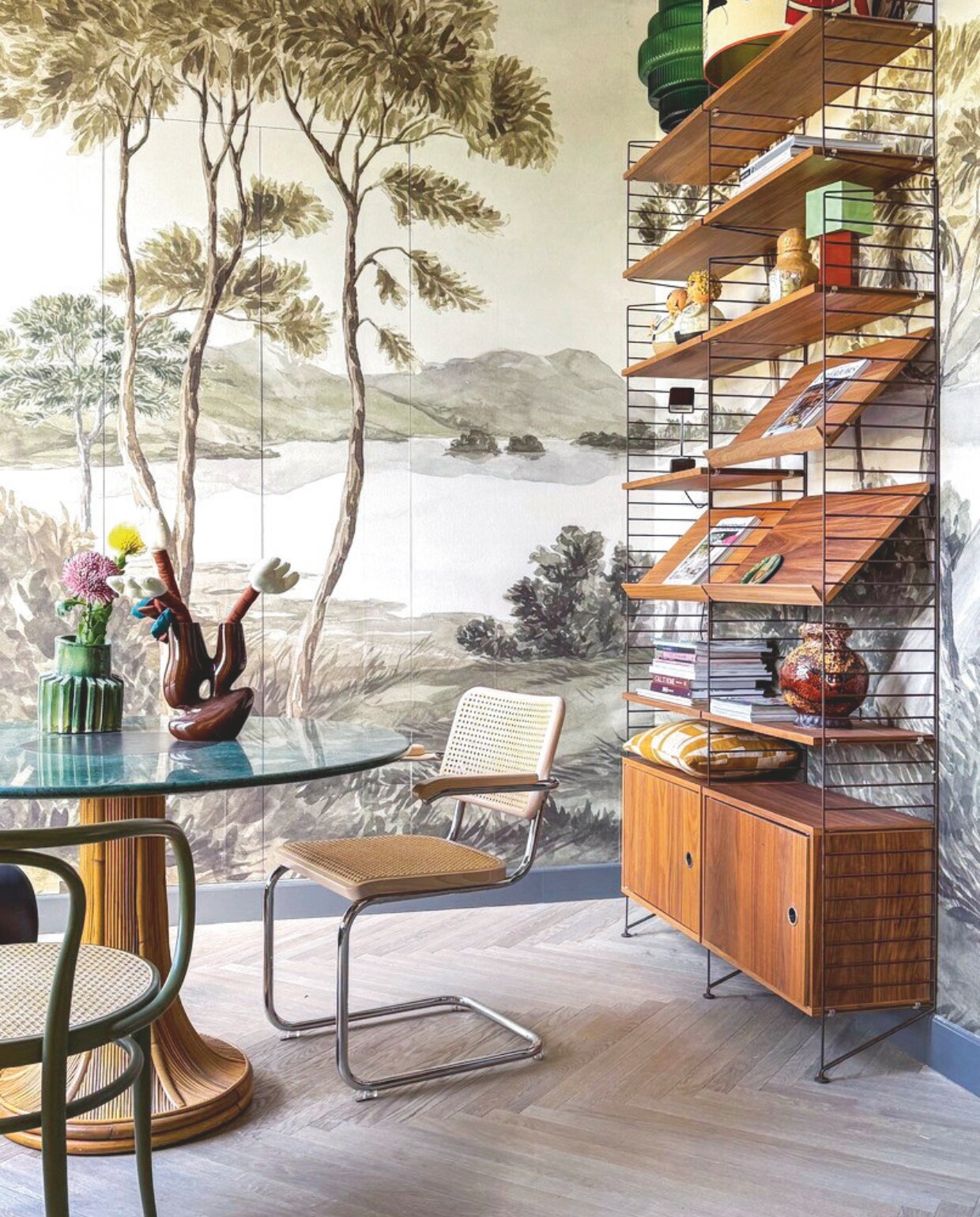 Flexa Behang palmen hal: Arte Behang kamer met ronde tafel vtwonen 05-2025 | styling en fotografie Theo-Bert Pot