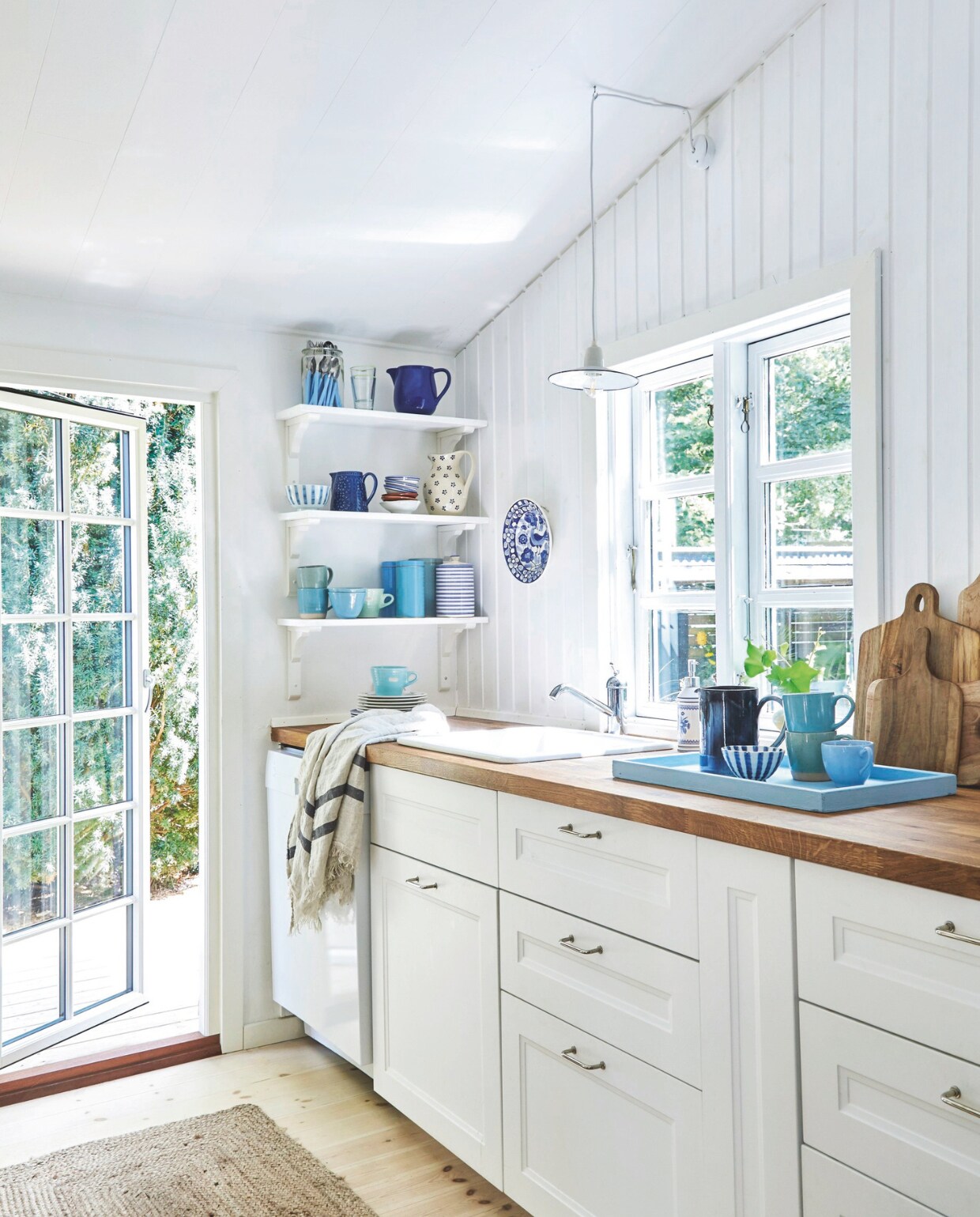 Keuken Ikea. Handgrepen Genbyg. Lamp dba.dk. vtwonen Landelijk 4-2025 | Styling Rikke Graff Juel | Fotografie Anitta Behrendt | Tekst Wilma Tjalsma-Smits