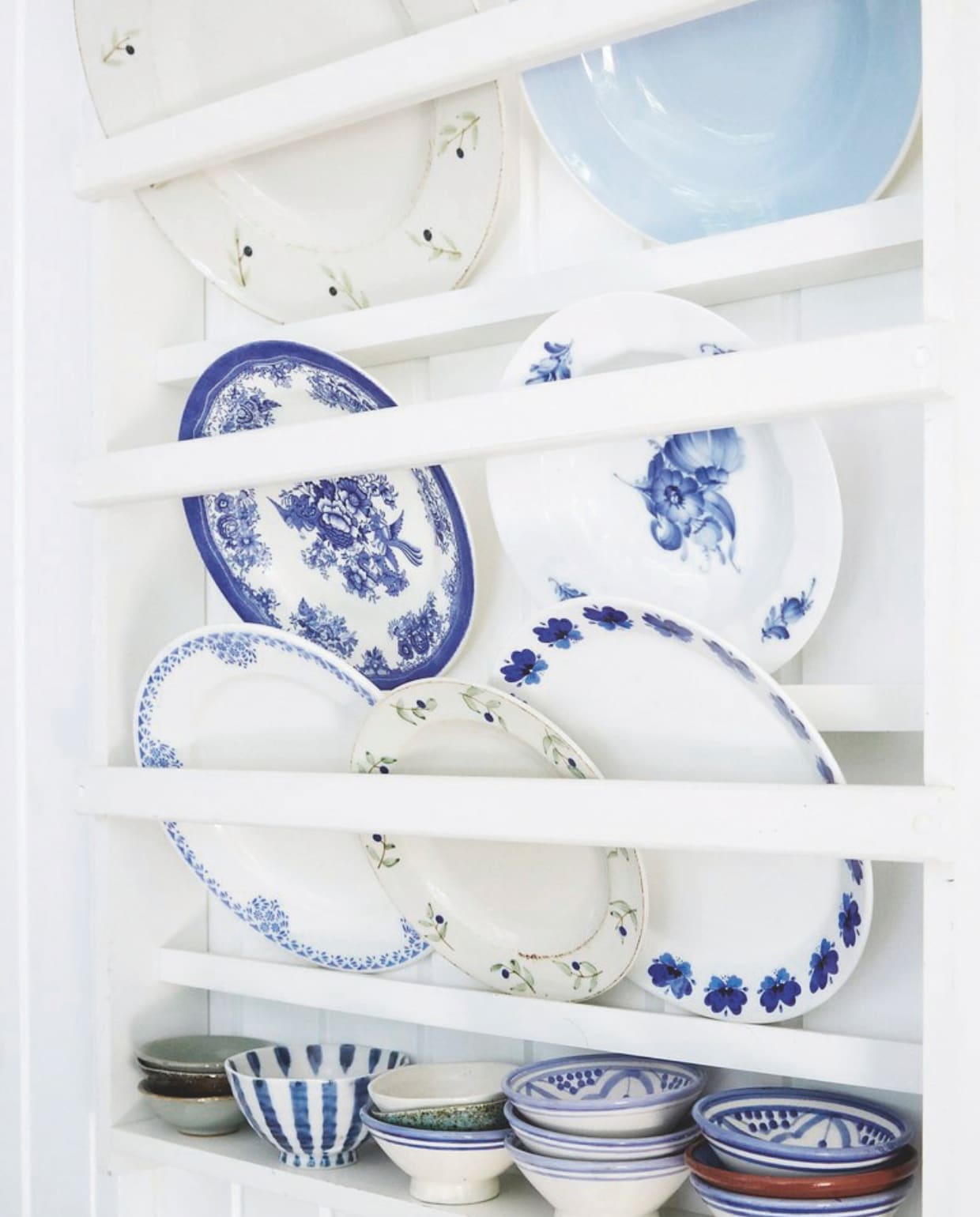 Vergelijkbaarbordenrek Loberon. Blauw-witte borden en kommen vintage en nieuw. vtwonen Landelijk 4-2025 | Styling Rikke Graff Juel | Fotografie Anitta Behrendt