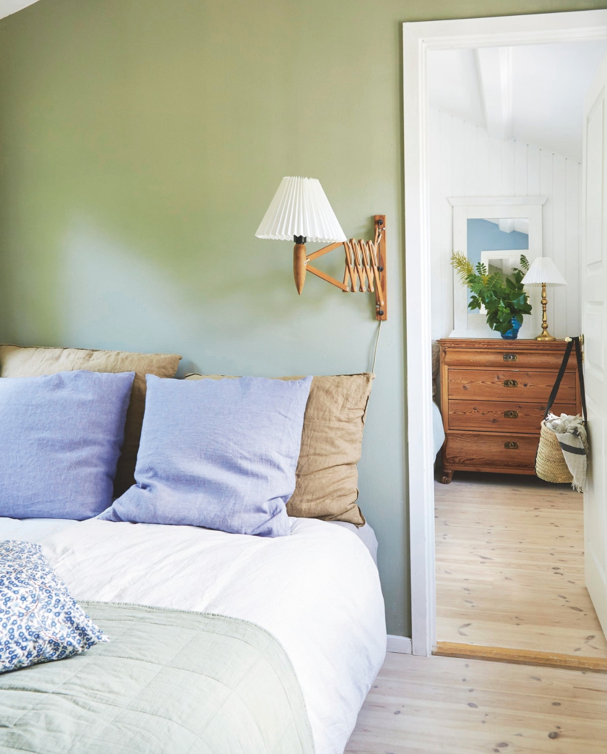 Vergelijkbare wandlamp LampTwist. Soortgelijk linnen beddengoed Town &amp; Country. vtwonen Landelijk 4-2025 | Styling Rikke Graff Juel | Fotografie Anitta Behrendt