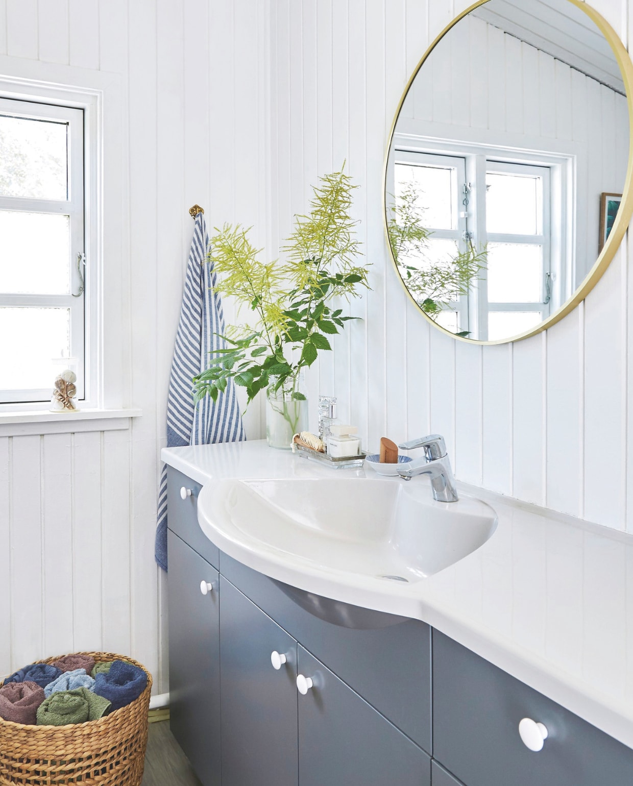 Het badkamermeubel zat al in het huis. Spiegel Xenos. Mand Hübsch. vtwonen Landelijk 4-2025 | Styling Rikke Graff Juel | Fotografie Anitta Behrendt