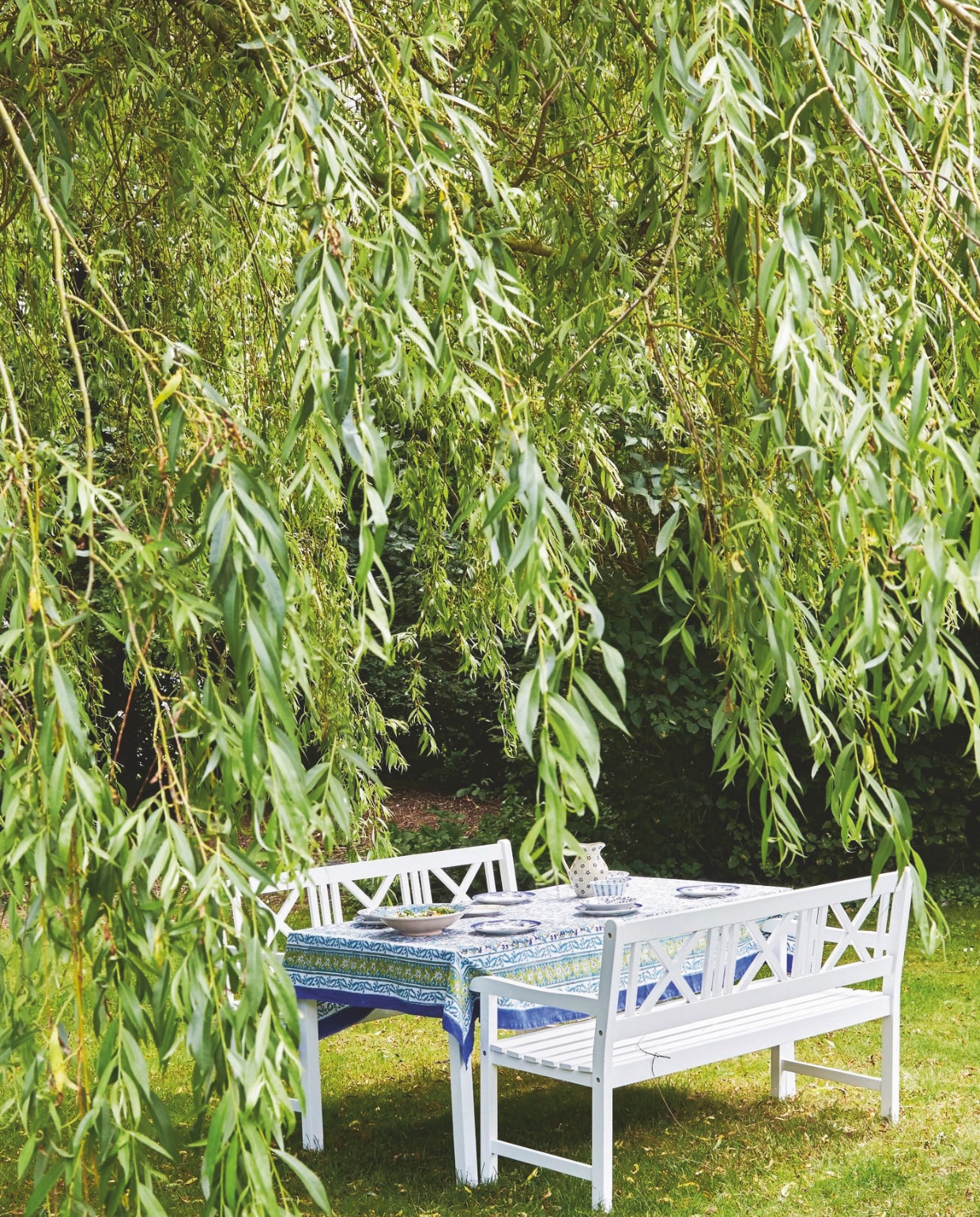 Vergelijkbare tuintafel en bank home24.nl. vtwonen Landelijk 4-2025 | Styling Rikke Graff Juel | Fotografie Anitta Behrendt | Tekst Wilma Tjalsma-Smits