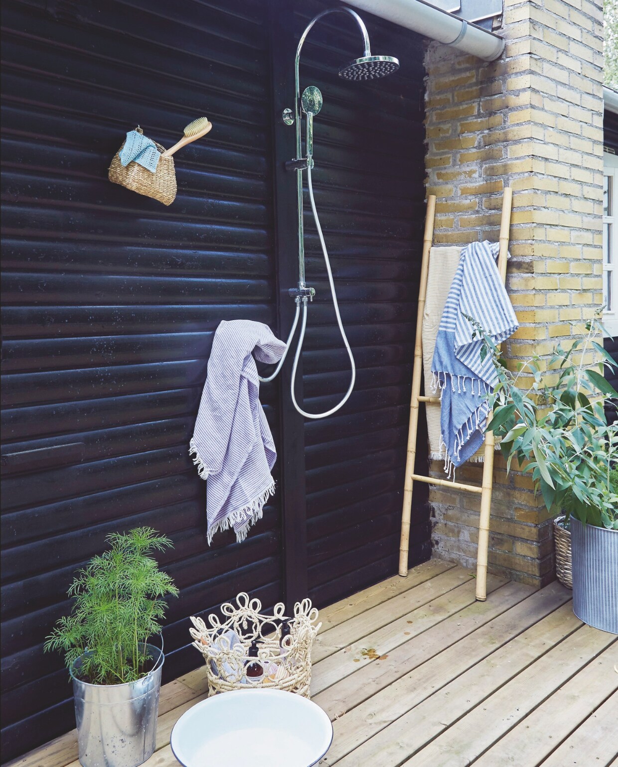 Ladder Tine K Home. Soortgelijke buitendouche Sanitairwinkel. vtwonen Landelijk 4-2025 | Styling Rikke Graff Juel | Fotografie Anitta Behrendt | Tekst Wilma Tjalsma-Smits