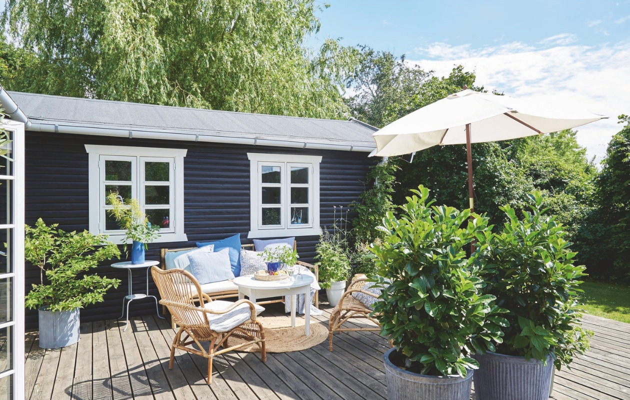 Tuinstoelen tweedehands. Bank Tine K Home. Zinken potten vintage. vtwonen Landelijk 4-2025 | Styling Rikke Graff Juel | Fotografie Anitta Behrendt | Tekst Wilma Tjalsma-Smits