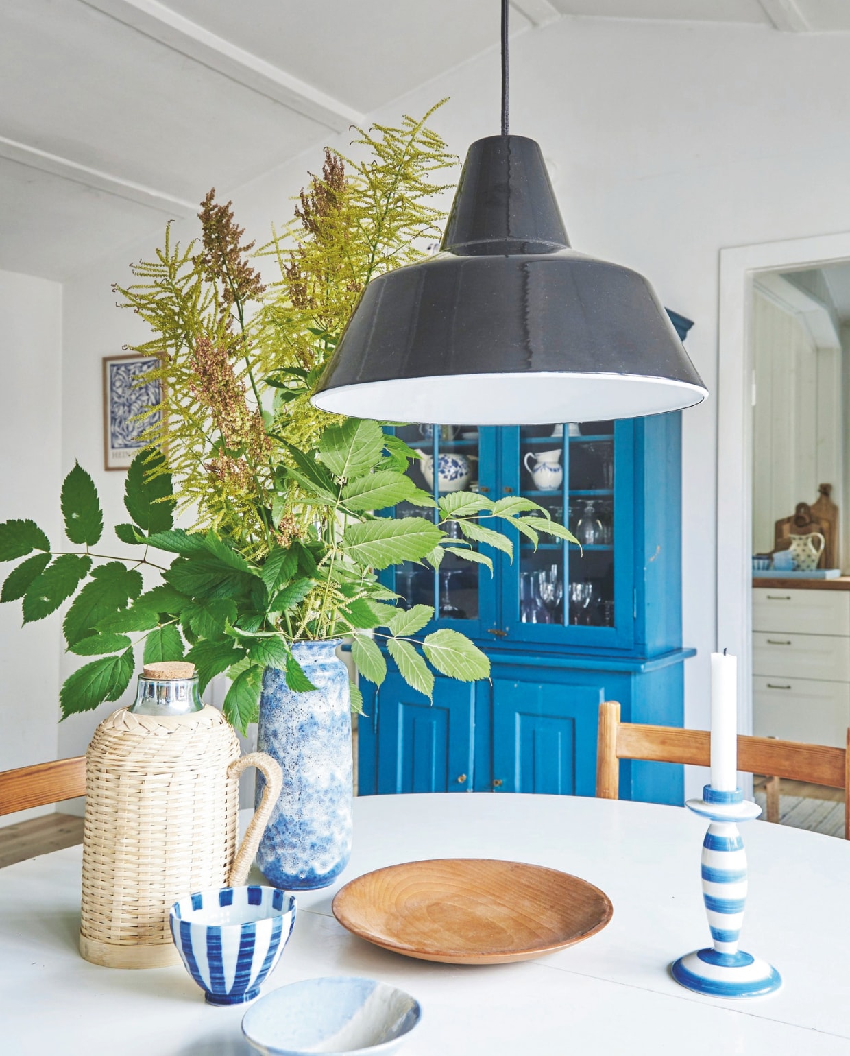 Kan Søstrene Grene. Kommen en blauwe vaas Saikindo Ceramics. Lamp familiestuk. vtwonen Landelijk 4-2025 | Styling Rikke Graff Juel | Fotografie Anitta Behrendt