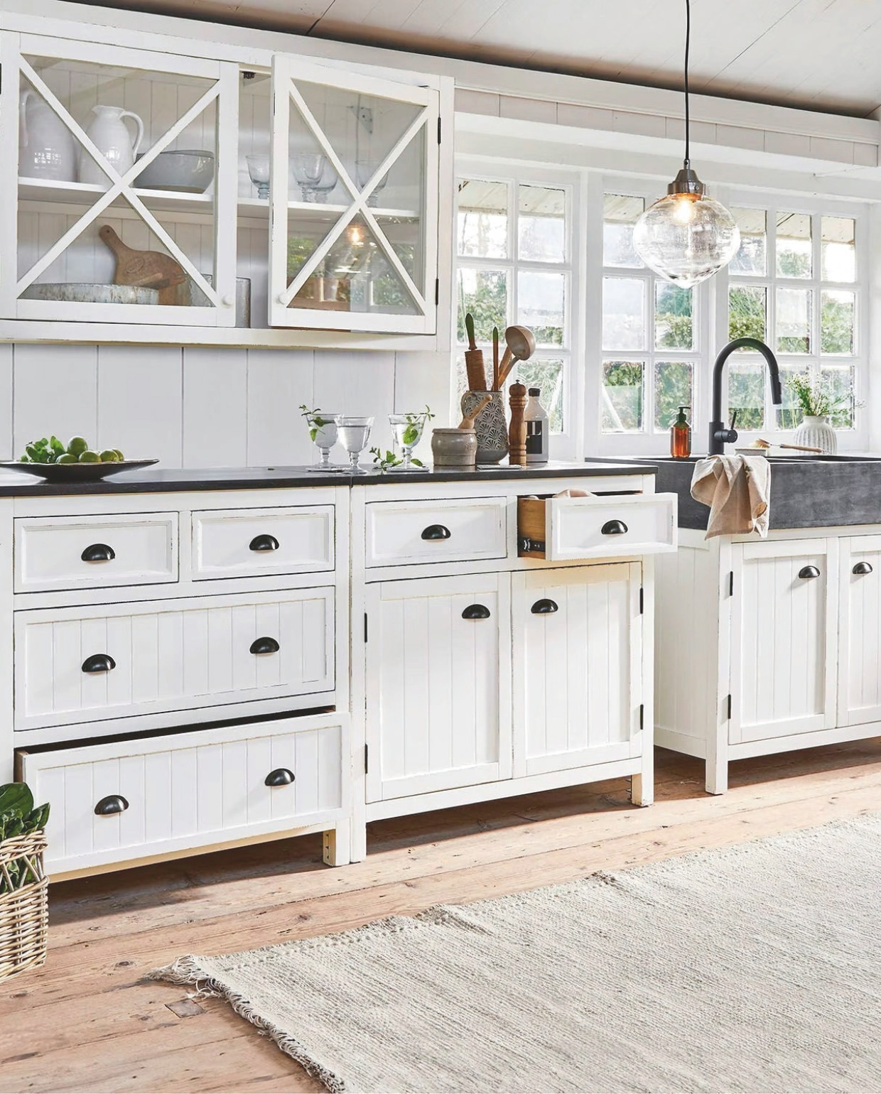Keukenelementen uit de serie Havenwood: wandkast 120x37x70 cm (bxdxh) € 798,-, ladekast 90x57x87 cm (bxdxh) € 1198,-, onderkast 90x57x87 cm (bxdxh) € 1198,-, gootsteen 90x60x87 cm (bxdxh) € 1498,- (loberon.nl). vtwonen Landelijk 4-2025 | Styling Rikke Graff Juel | Fotografie Anitta Behrendt |