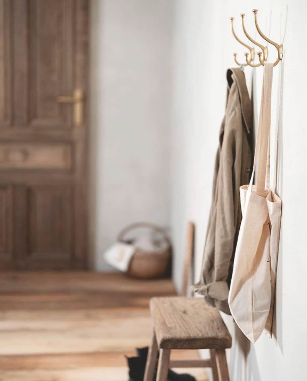 Alles van de grond aan antiek messing haak Mews, 4,2x8x15 cm (bxdxh) € 24,20 (corston.be). vtwonen Landelijk 4-2025 | Styling Rikke Graff Juel | Fotografie Anitta Behrendt
