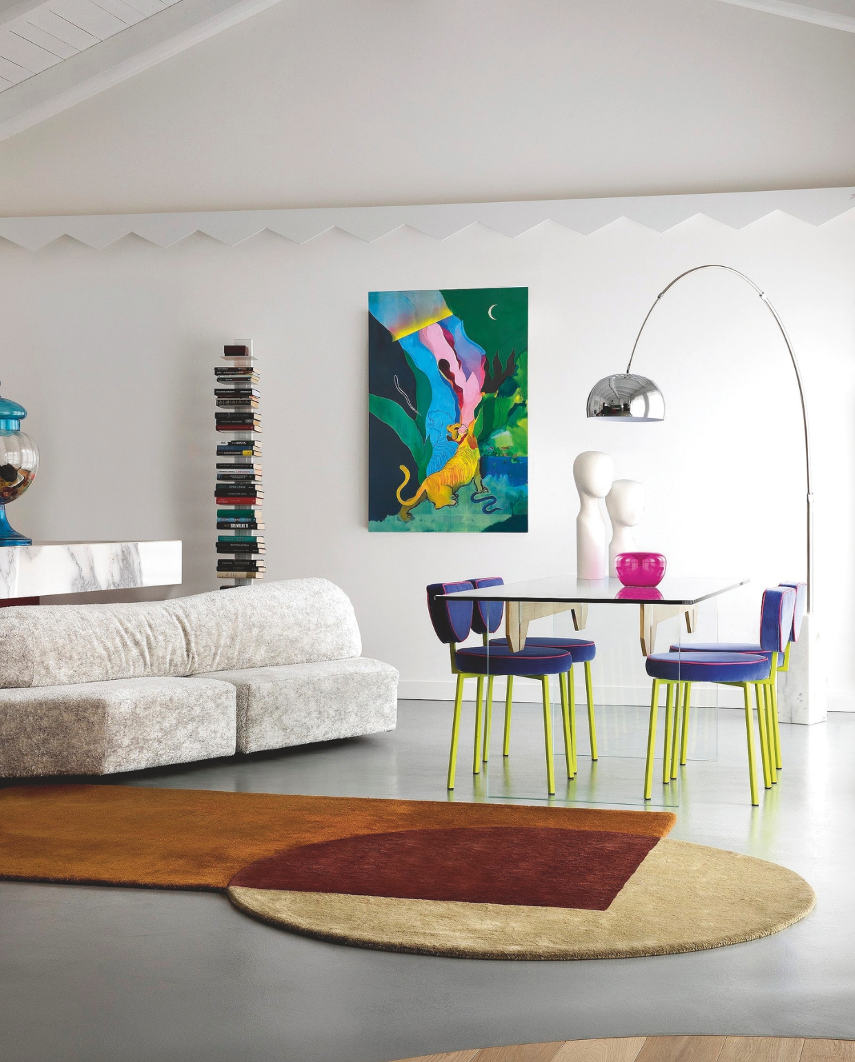 Kunstharsvloer Bertero. Zitbank On the Rocks van Edra. Vloerkleed van wol en zijde. Tafel Velvet Studio. Stoelen Muta1 van l’Opificio. Booglamp Arco van Flos. Boekenstandaard Original Ptolomeo van Opinion Ciatti. Schilderij van Giacomo Modolo via Crag Gallery Turijn. Verfkleur Optic White van Ressource. Stijlvol Wonen 04-2025 | fotografie Barbara Corsico | tekst Jackie Oomen | Productie Living Inside / Brontekst Marzia Nicolini
