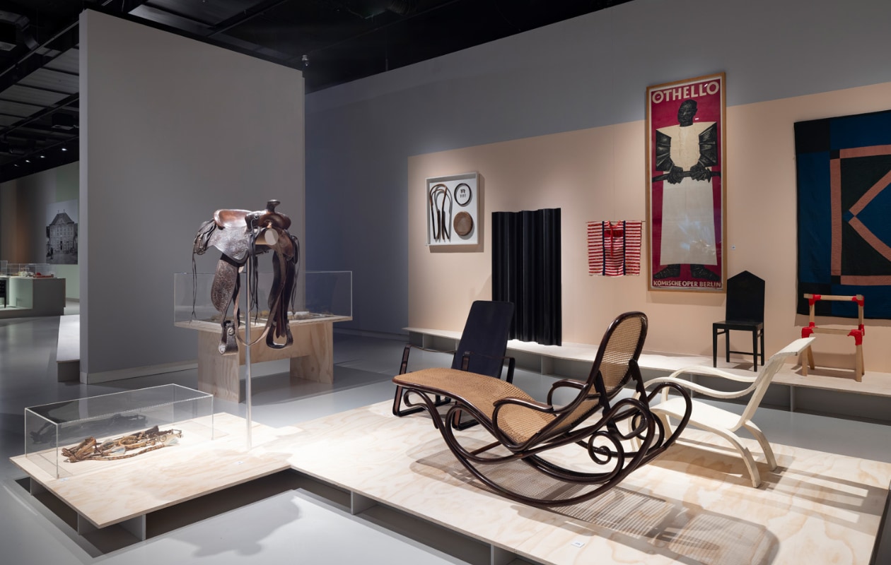 Design Museum Den Bosch met Trans Europa Design Express. Te zien is een deel van Domaine de Boisbuchet met onder andere Witte Armchair van Gerald Summers. fotografie Peter Tijhuis