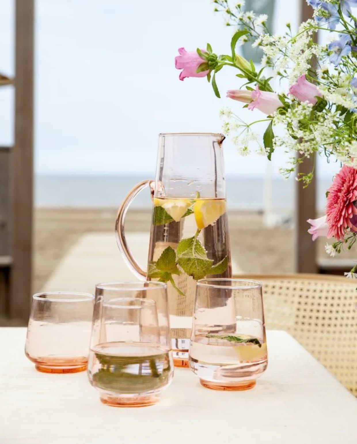 Shop op shop.vtwonen.nl: handgeblazen glazen karaf Return to Sender, 1,7 liter € 39,95. Return to Sender