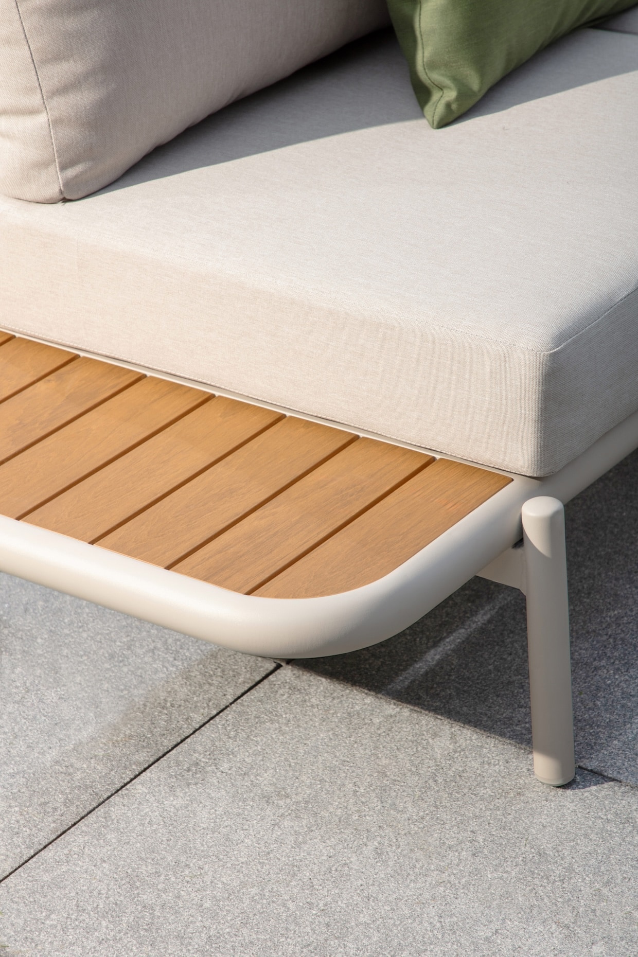 Ingebouwde zijtafel Pulo loungehoek