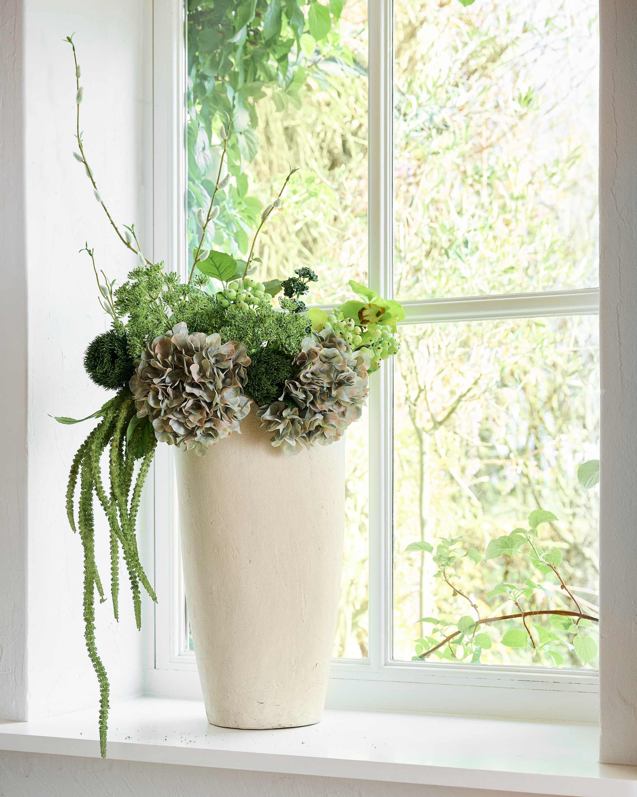 Terracotta paraplubak € 119,- (zarahome.com). Boeket kunstbloemen Emerald Essence € 207,- (botanestudios.com). vtwonen Landelijk 06-2025 | styling Kim van Rossenberg | fotografie Sjoerd Eickmans