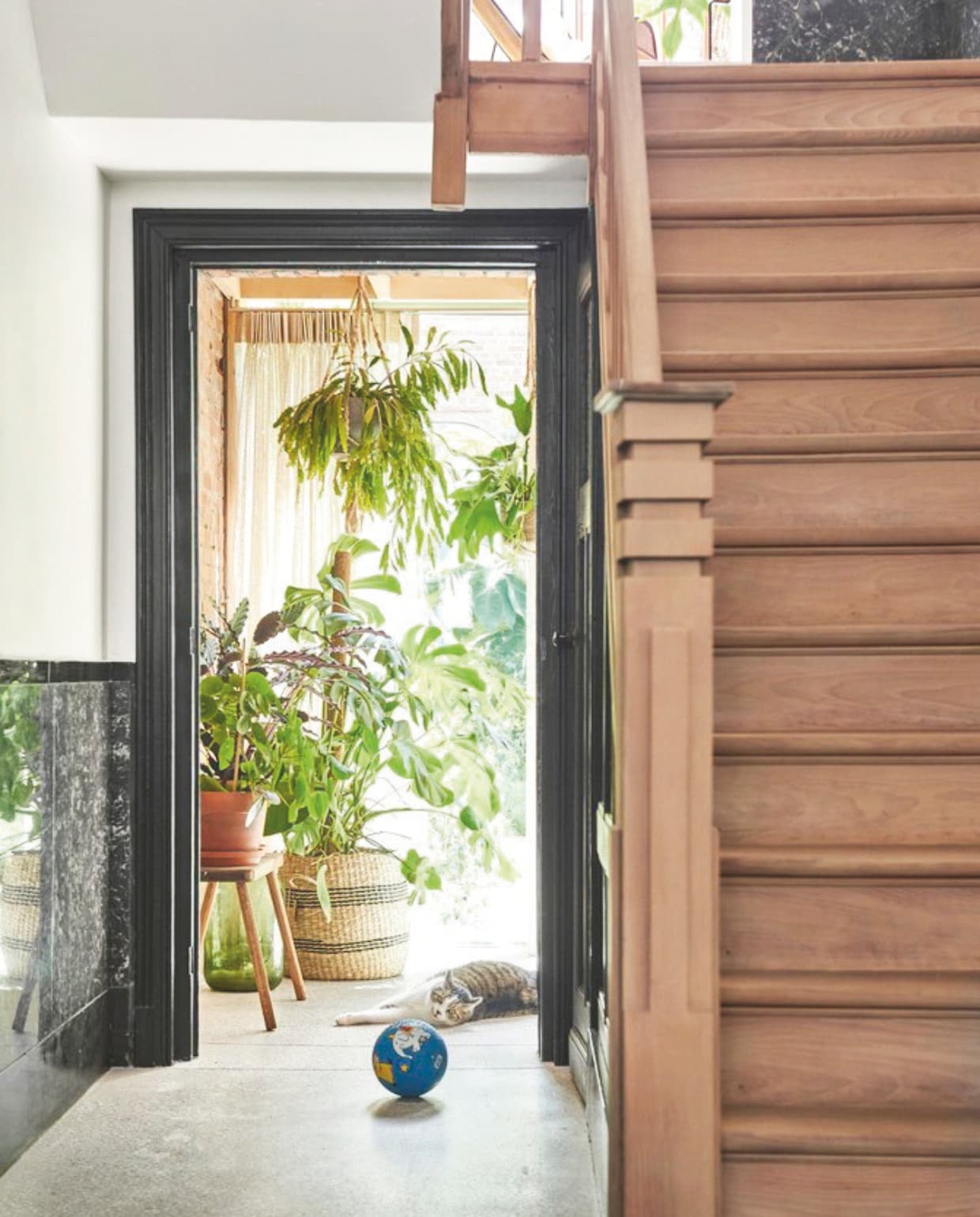Vloer marmerbeton, gordijnen Serweytens Interior Concepts. Groene vaas rommelmarkt, rieten mand Casa, kruk kringloop. vtwonen zomerboek | fotografie Mr. Frank | tekst Kyra Dirksen