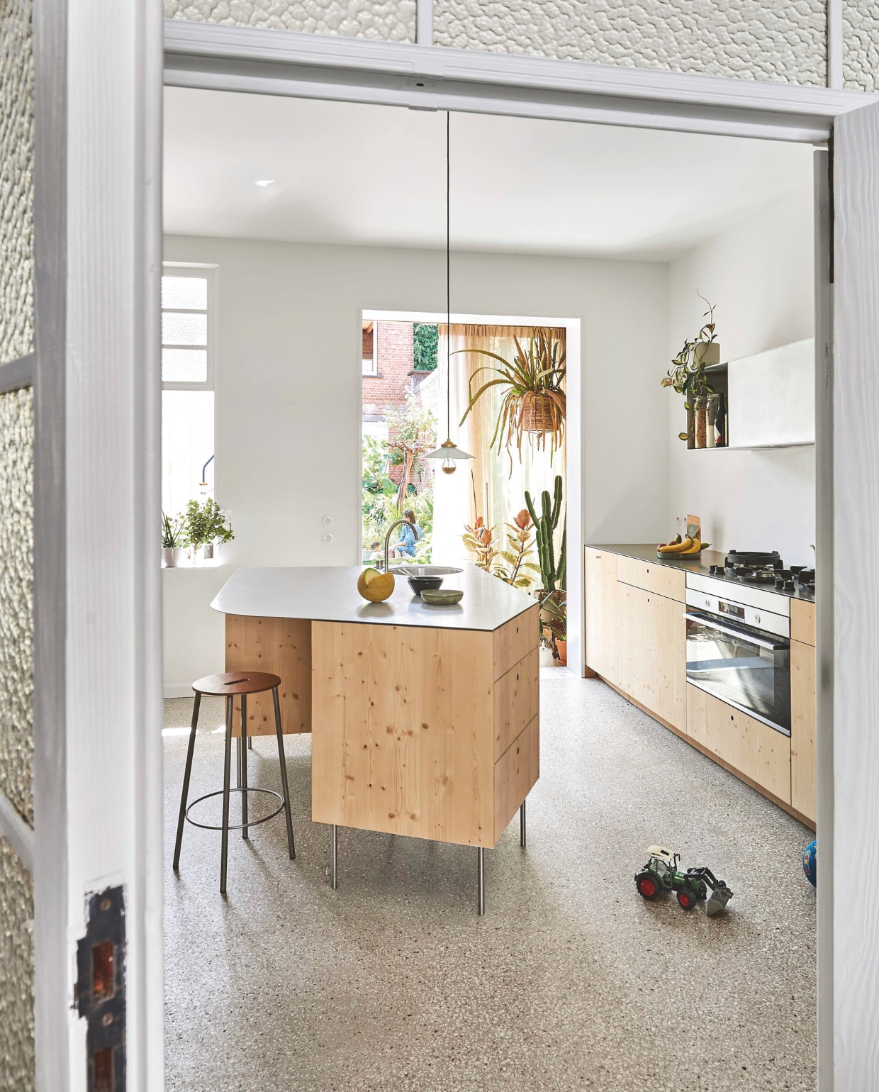 Keuken eigen ontwerp. Groene schaal en fruitschaal zelfgemaakt, zwarte schaal Teema van Iittala vtwonen zomerboek | fotografie Mr. Frank | tekst Kyra Dirksen