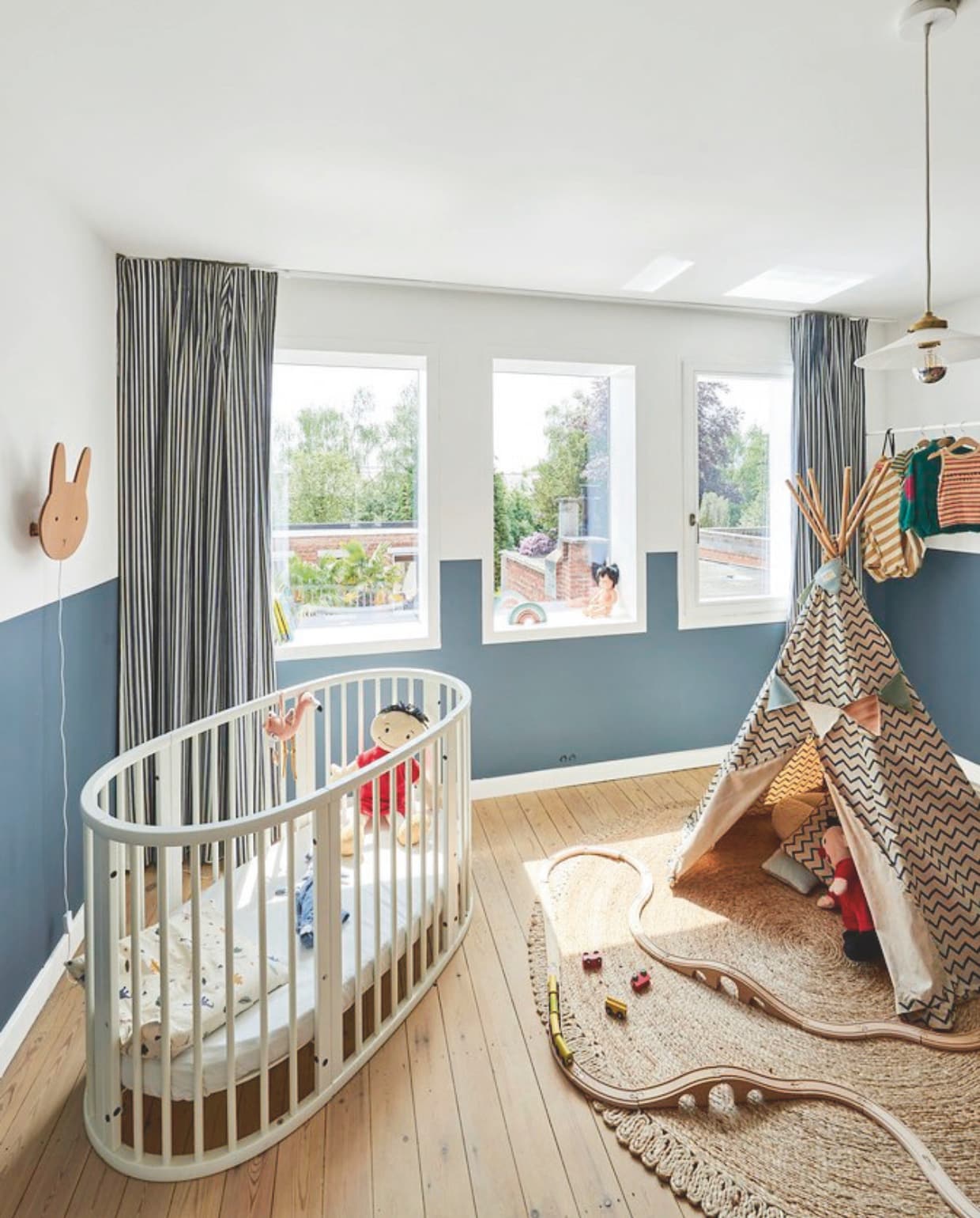 Houten vloer origineel en gerestaureerd. Muurverfkleur De Nimes van Farrow &amp; Ball. Ledikant Stokke. Vloerkleed Loft Living Boutique, tipitent Nobodinoz. Wandlamp Troy van Liewood, hanglamp RotorDC. vtwonen zomerboek | fotografie Mr. Frank | tekst Kyra Dirksen