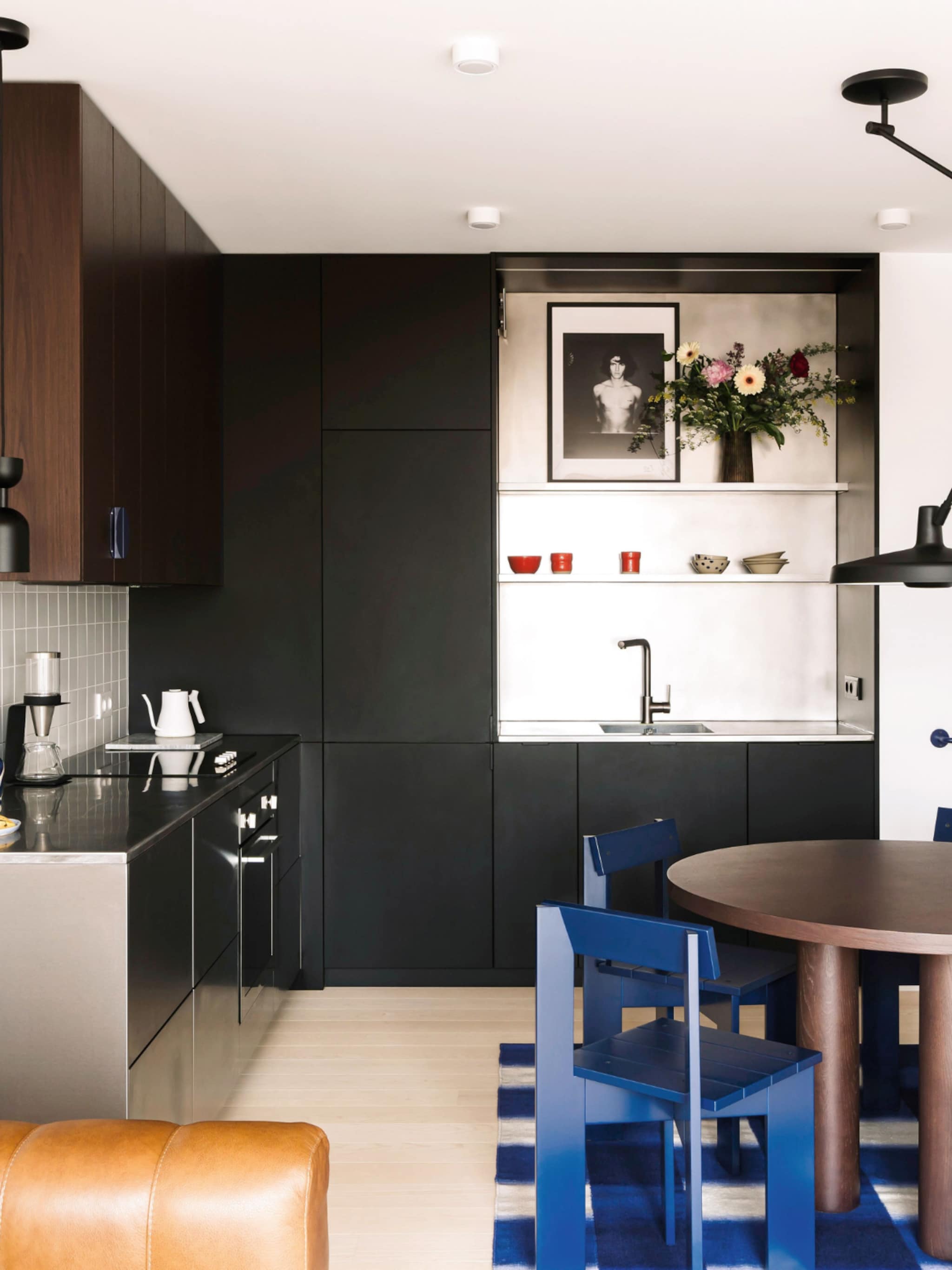 binnenkijken appartement met trendkleur blauw