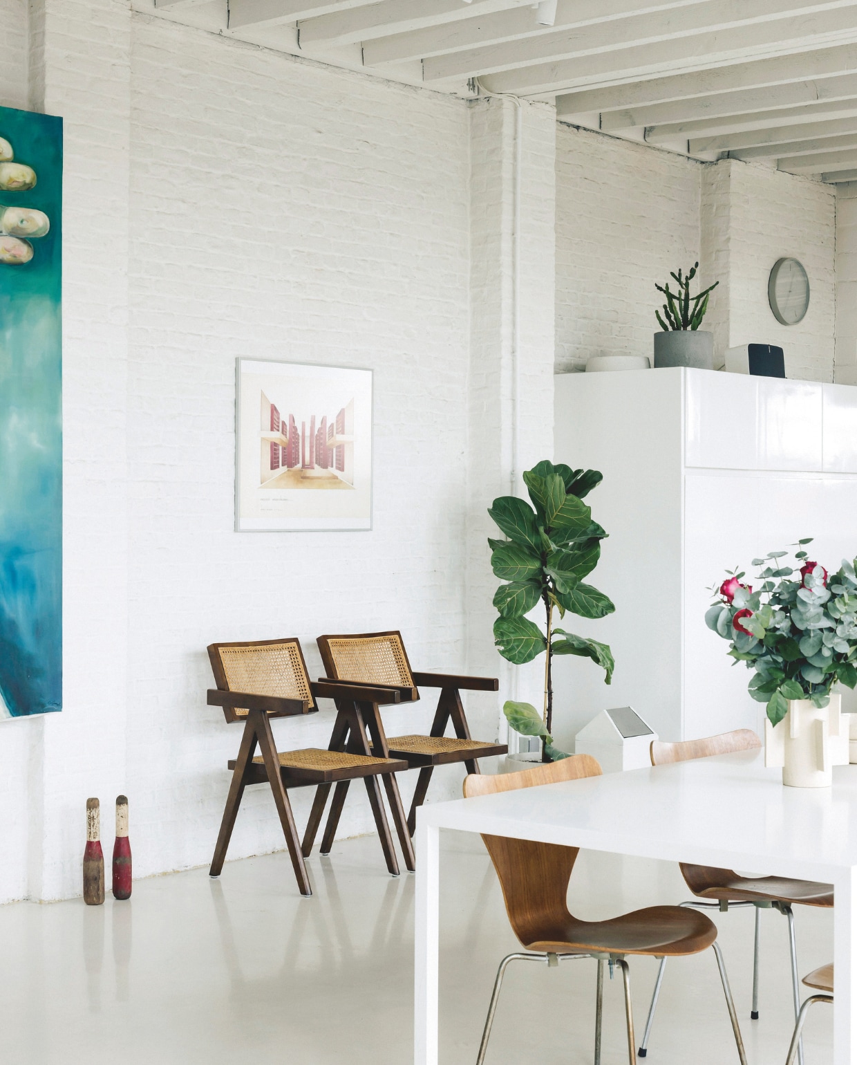 Rond de witte corian eettafel van MDF Italia staan originele Butterfly Chairs van Arne Jacobsen. Stijlvol Wonen 05-2025 | fotografie Katoo Peeters