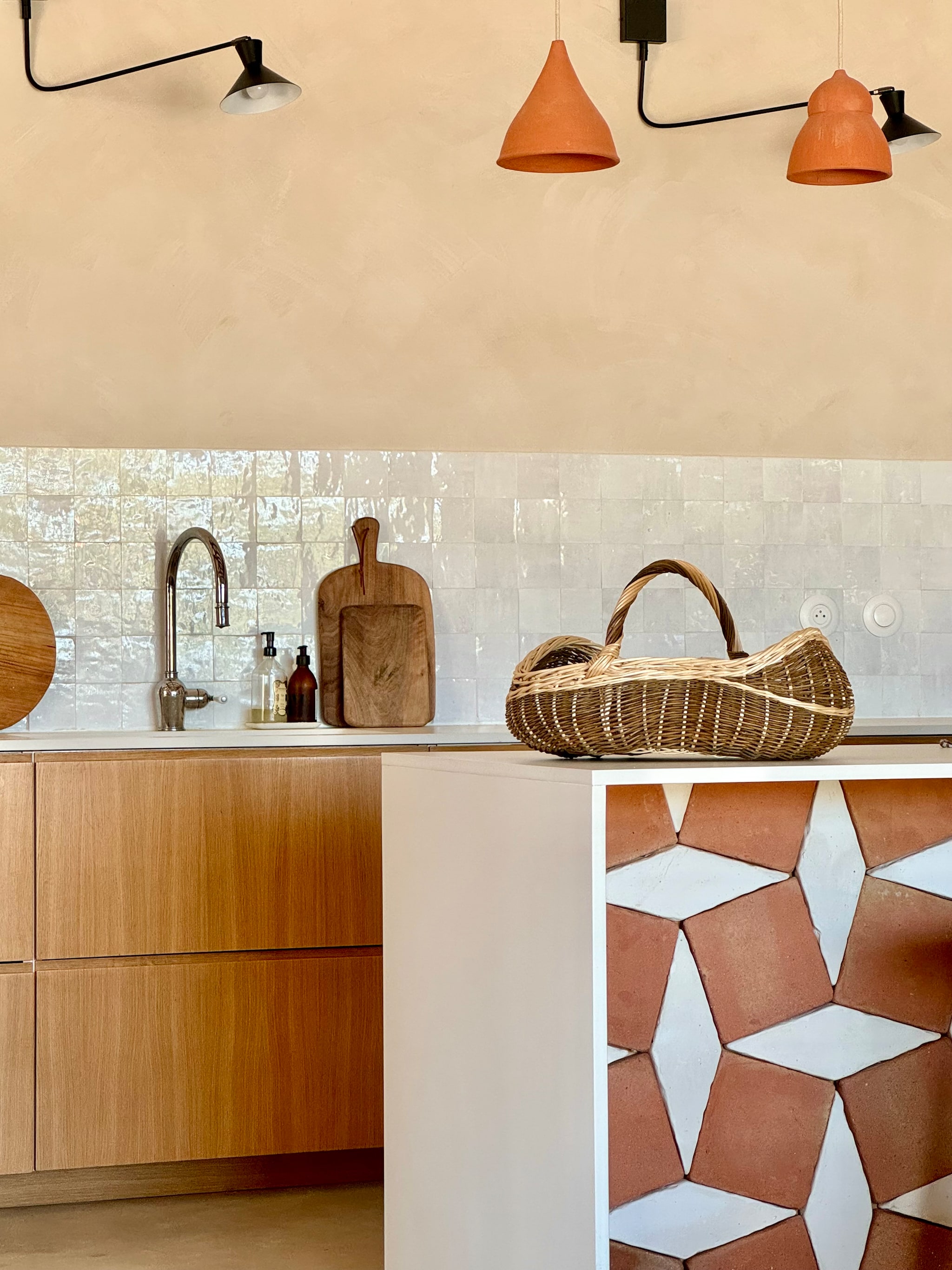 Keuken Ikea met op maat gemaakte fronten. Barkrukken La Madeleine Déco. Zelliges handgemaakt door Todobarro. Hanglampen La Maison Pernoise, zwarte wandlampen Am+Pm. Koelkast Gorenje. Tafel kringloop. vtwonen 07-2025 | fotografie Manon Ferra