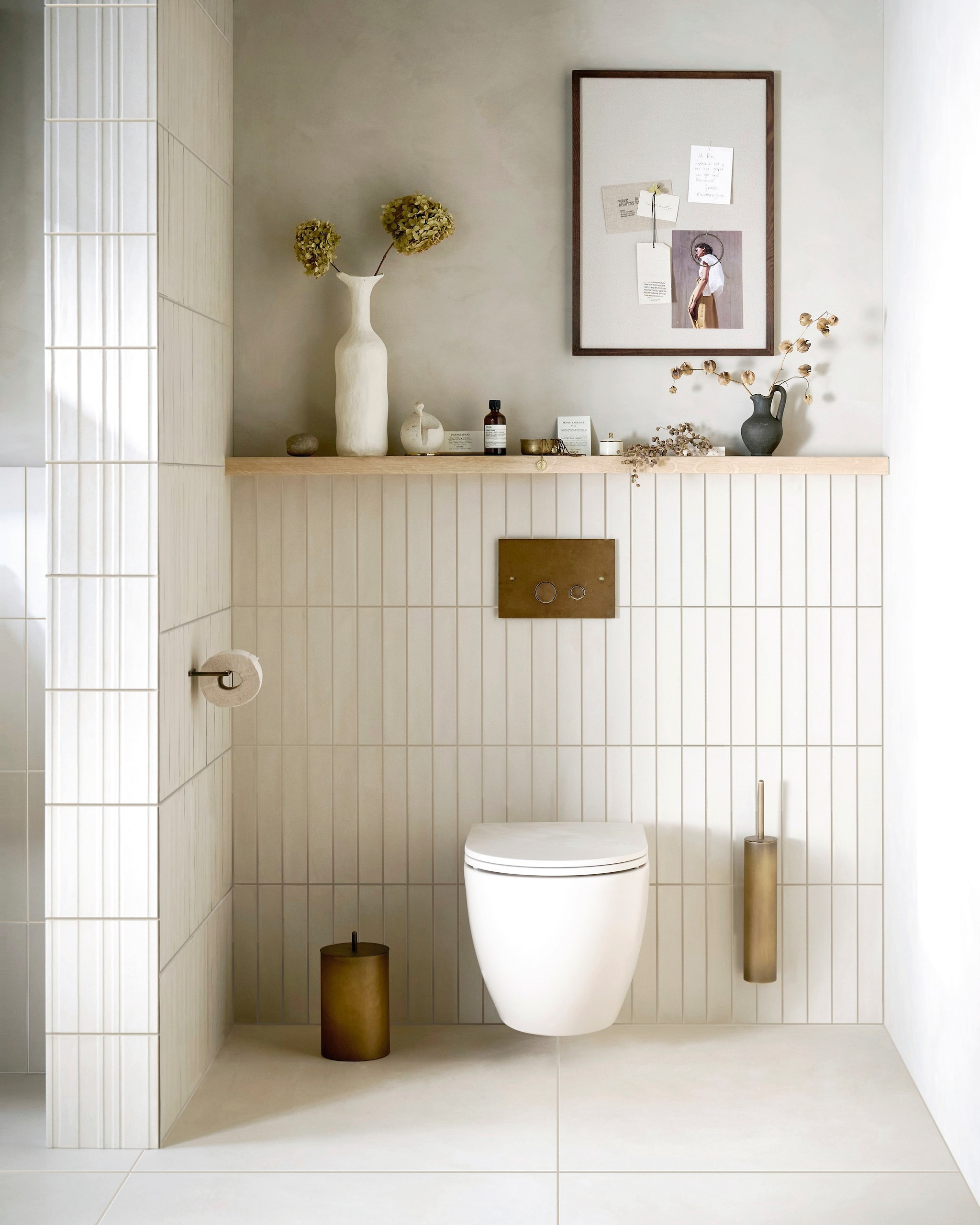 Keramieken toilet Bloc in matzand met soft-close-zitting € 1360,-. Vloer: vloer- en wand-tegel Earth Pomice, 75x75 cm, per m² € 77,50. Wandtegel Earth Pomice, 5x30 cm, per m² € 79,50. Kopse kant koof: wandtegel Earth Pomice 3D Decor, 20x20 cm, per m² € 64,50.M.m.v. zarahome.com (vaas, kan, geurstokjes), aesop.com (flesje), hotbath.nl (bedieningspaneel), illus-object.com (wc-papierhouder, prullenbak, toiletborstelhouder), sissy-boy.com (prikbord), vestingh.nl (kalkverf Mushroom van Lab Paint). Overig privébezit. vtwonen 06 2024 | fotografie Sjoerd Eickmans | styling Kim van Rossenberg